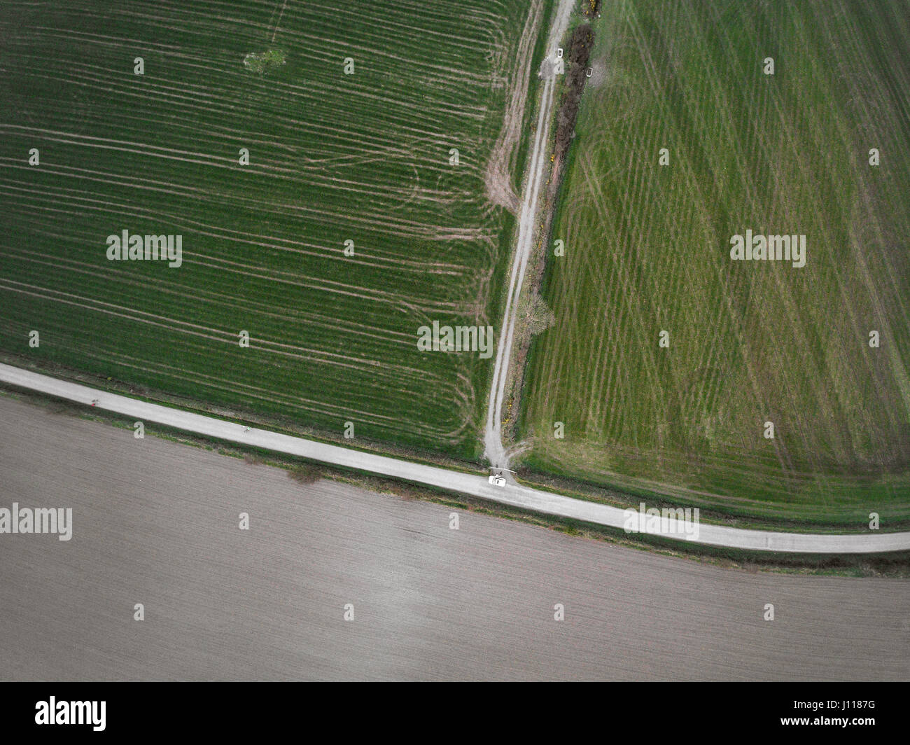 Vista aerea di guida auto lungo la strada nel paesaggio rurale, Irlanda Foto Stock
