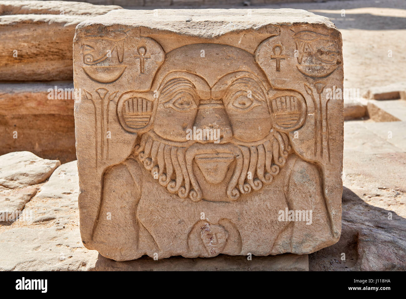Rilievo del dio Bes tolemaico, Tempio di Philae, Aswan, Egitto, Africa Foto Stock