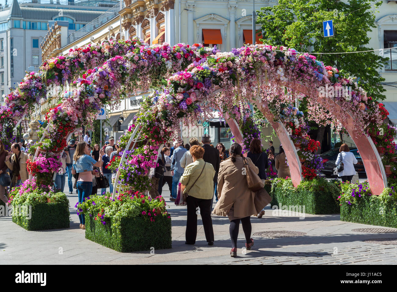 Mosca, Russia - maggio 14.2016. Ornamento archi floreali strade per festival - Molla di Mosca Foto Stock