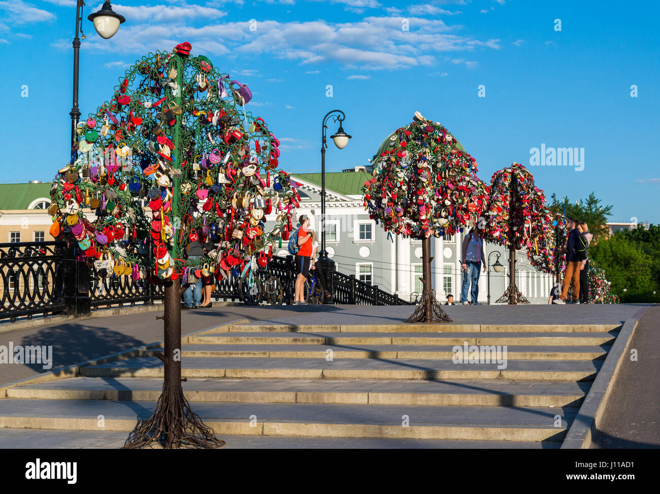 Mosca, Russia - 21.09.2015. Alberi con serrature di amanti su alberi a ponte Tretyakovsky Foto Stock