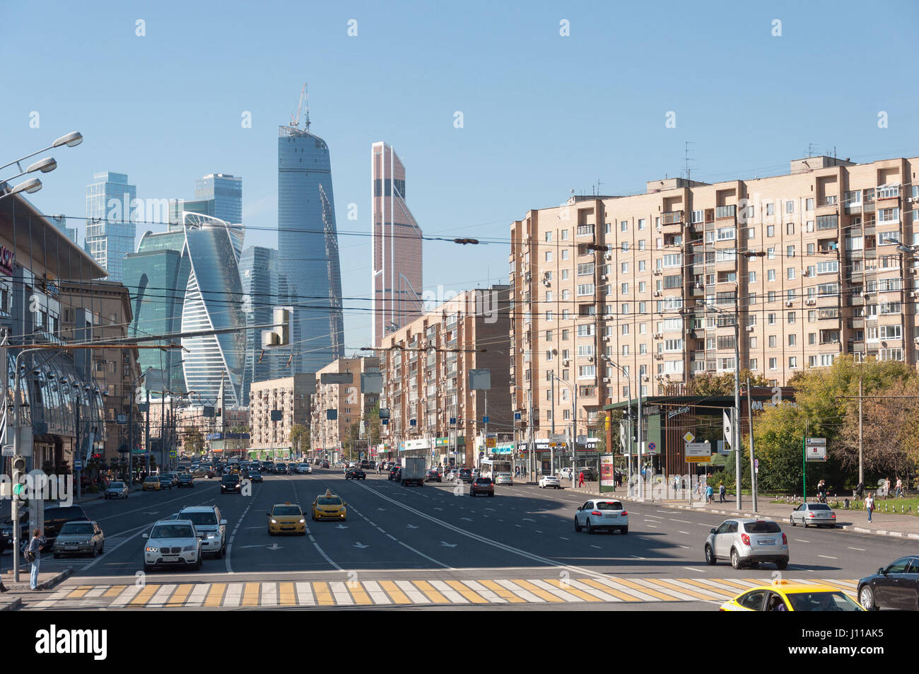 Mosca, Russia - 09.21.2015. Big Dorogomilovskaya street view di business center della città di Mosca Foto Stock