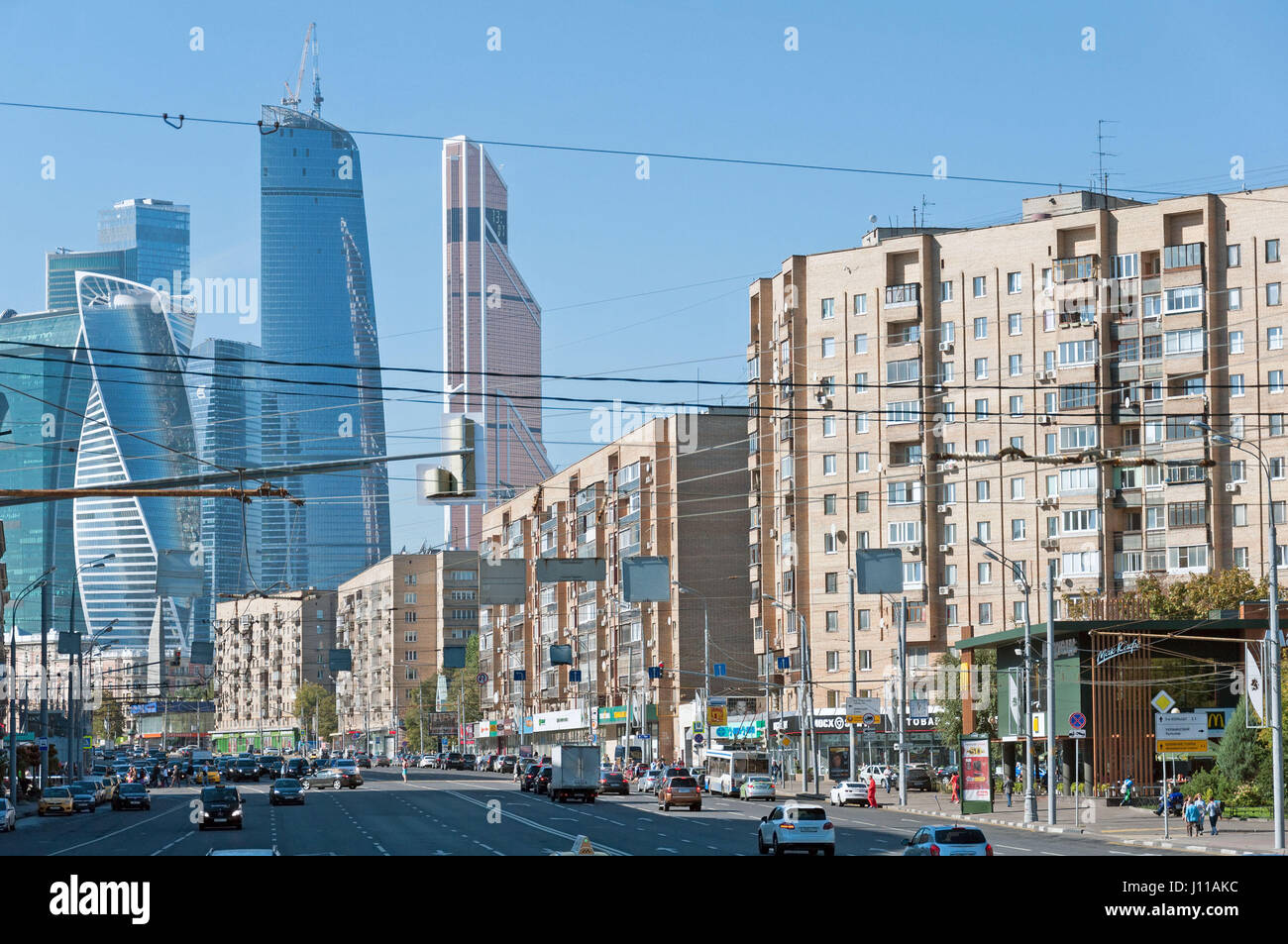 Mosca, Russia - 09.21.2015. Big Dorogomilovskaya street view di business center della città di Mosca Foto Stock
