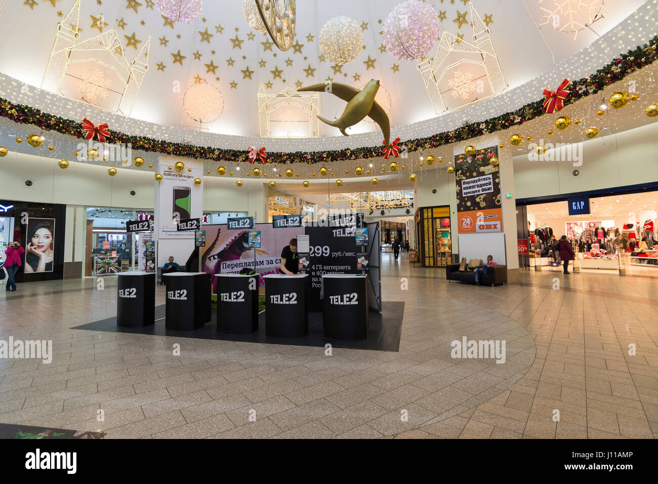Khimki, Russia - 22 dicembre 2015. L'operatore di telefonia Mobile Tele2 nei grandi centri commerciali Mega Foto Stock