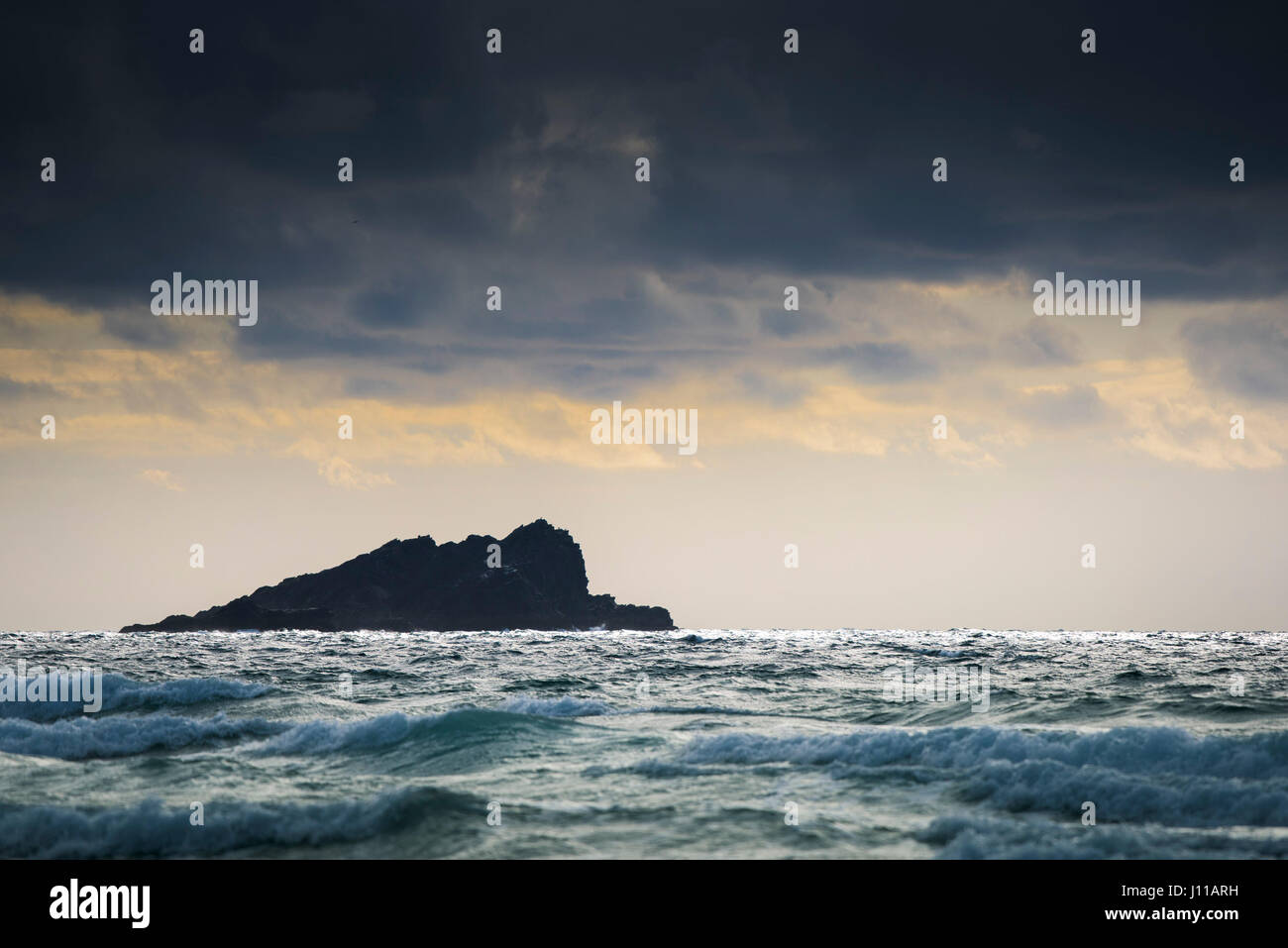 L'Isola d'oca sera bagliore dorato di acqua di mare nuvole raccolta atmosferica; filamento Foto Stock