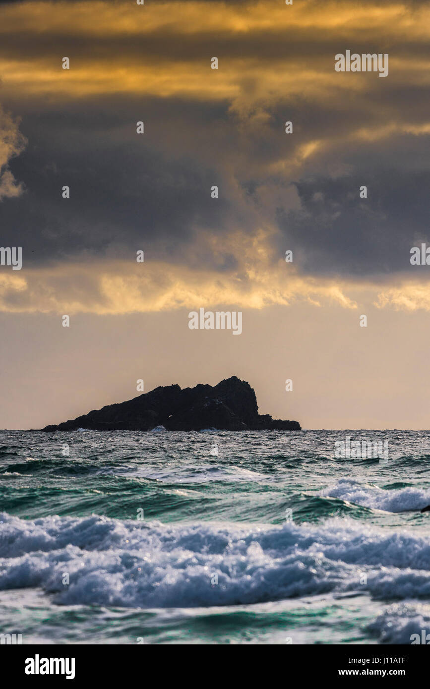 L'Isola d'oca sera bagliore dorato di acqua di mare nuvole raccolta atmosferica; filamento Foto Stock