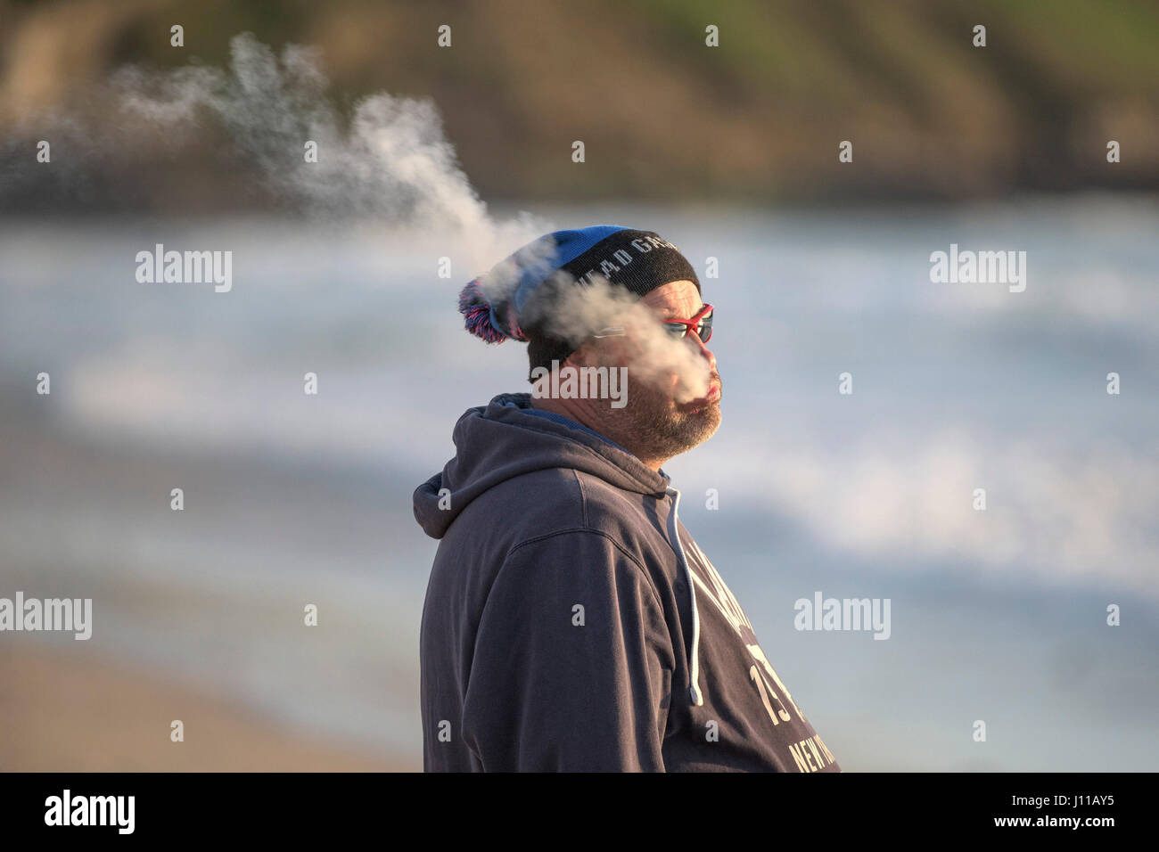 L'uomo Vaping Vaper espirando singoli da soli Foto Stock