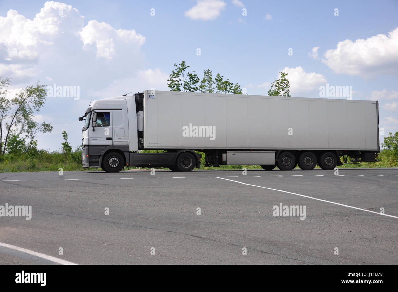LIPETSK, RUSSIA - 29.05. 2015 Renault bianco semi-rimorchio carrello a una strada interurbano Foto Stock