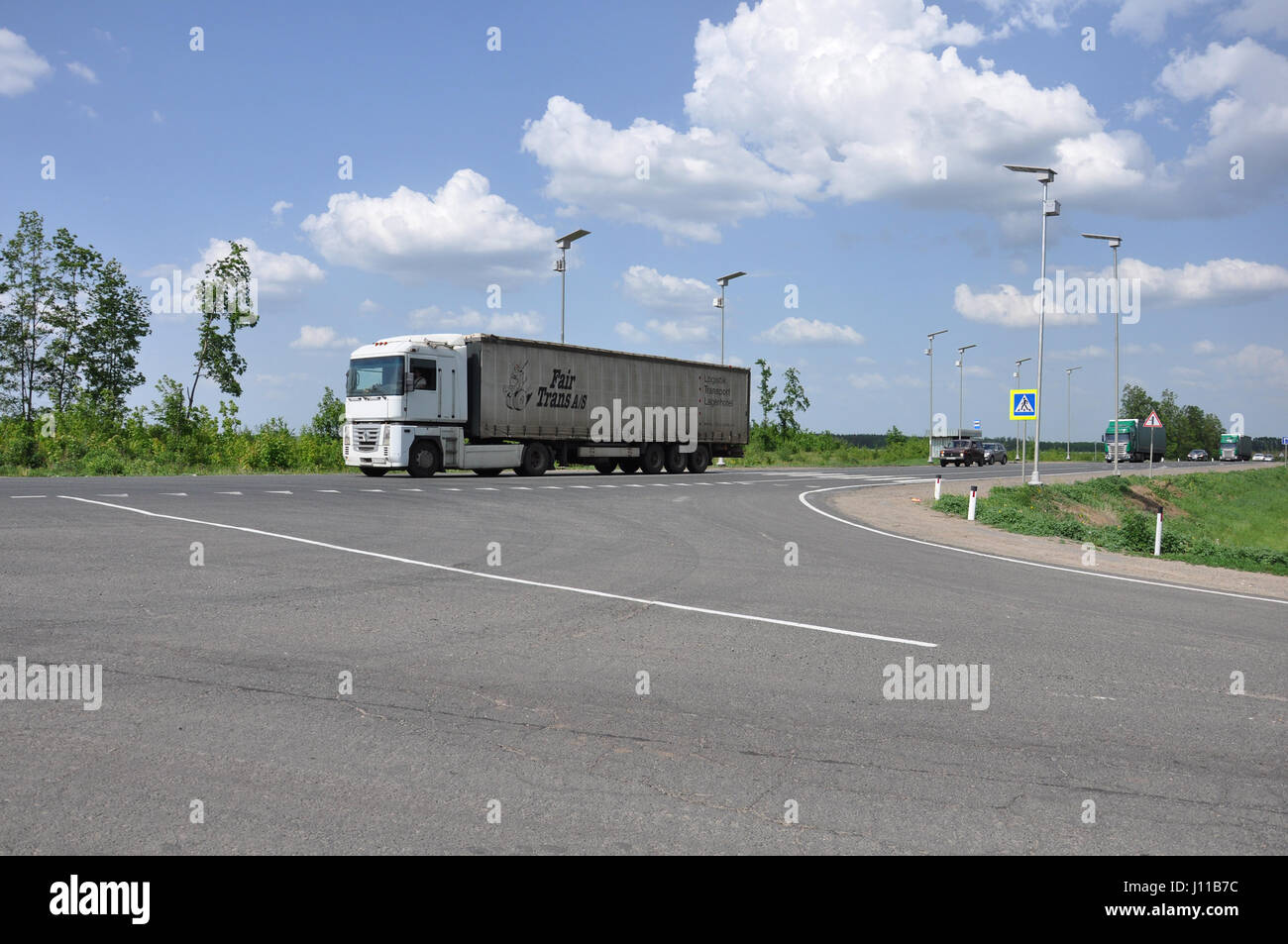 LIPETSK, RUSSIA - 29.05. 2015 Renault bianco semi-rimorchio carrello a una strada interurbano Foto Stock