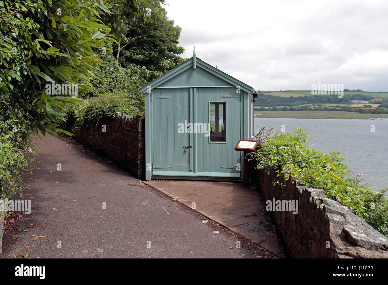 Dylan Thomas' iconica capannone di scrittura che si affaccia sul fiume Taf in Laugharne, Dyfed Galles. Foto Stock