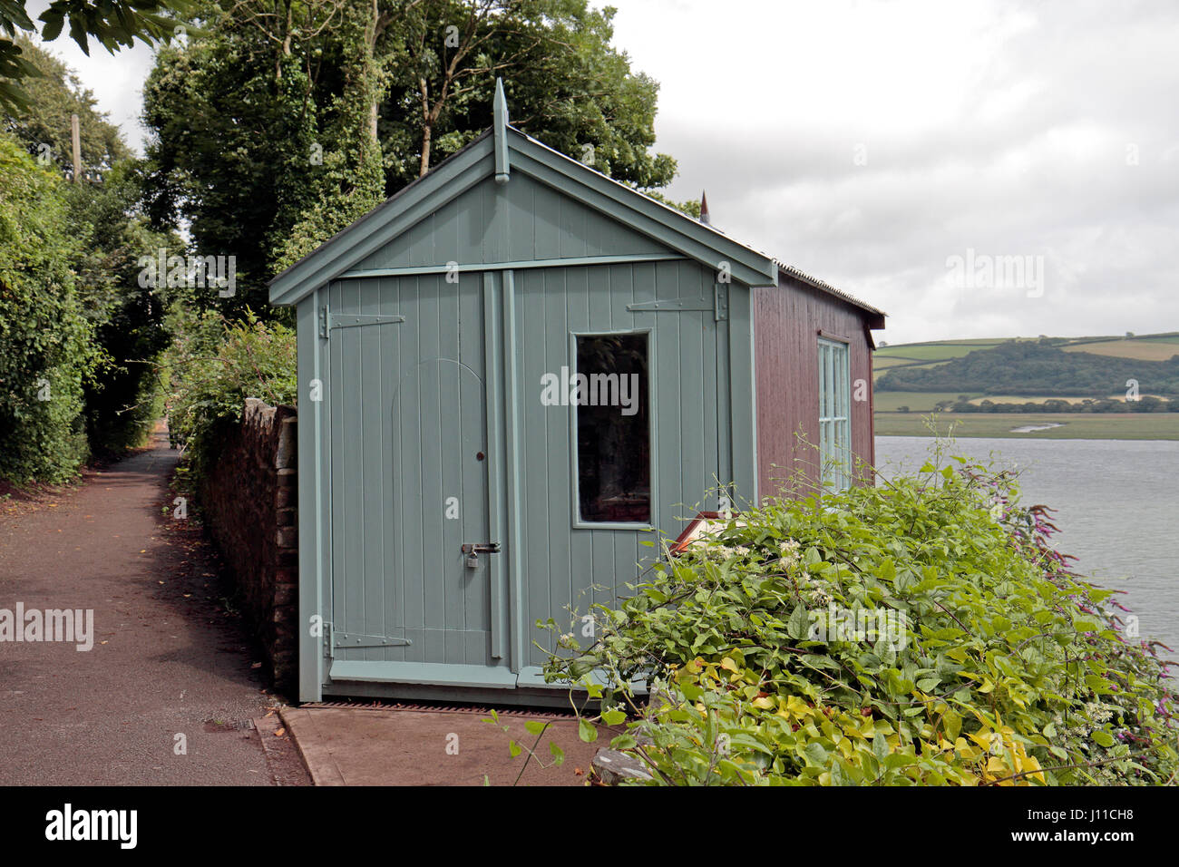 Dylan Thomas' iconica capannone di scrittura che si affaccia sul fiume Taf in Laugharne, Dyfed Galles. Foto Stock