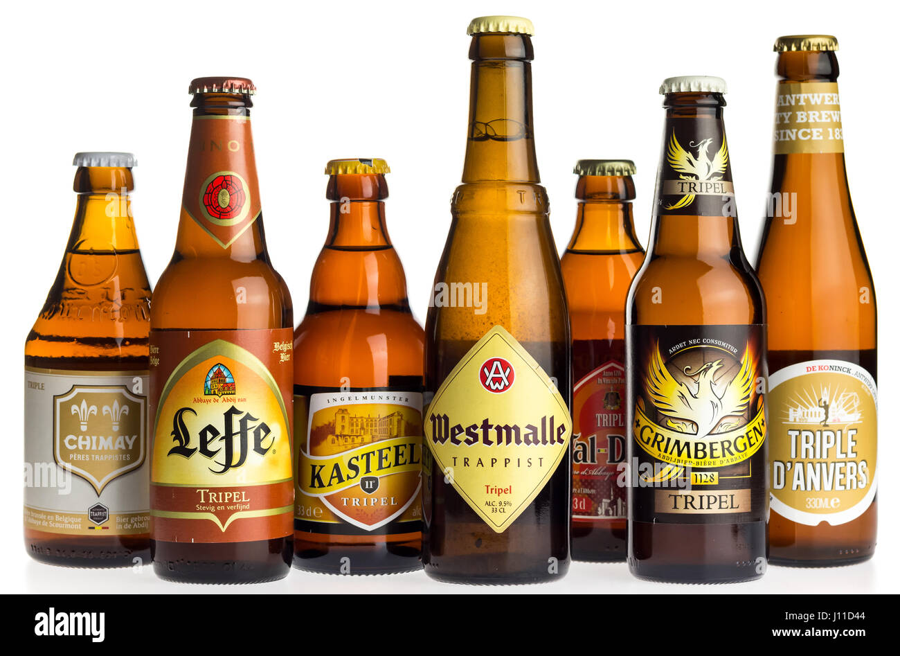 Raccolta di Chimay, Leffe, Kasteel, Val-Dieu, Westmalle, Grimbergen e Anvers birre tripla isolato su uno sfondo bianco Foto Stock