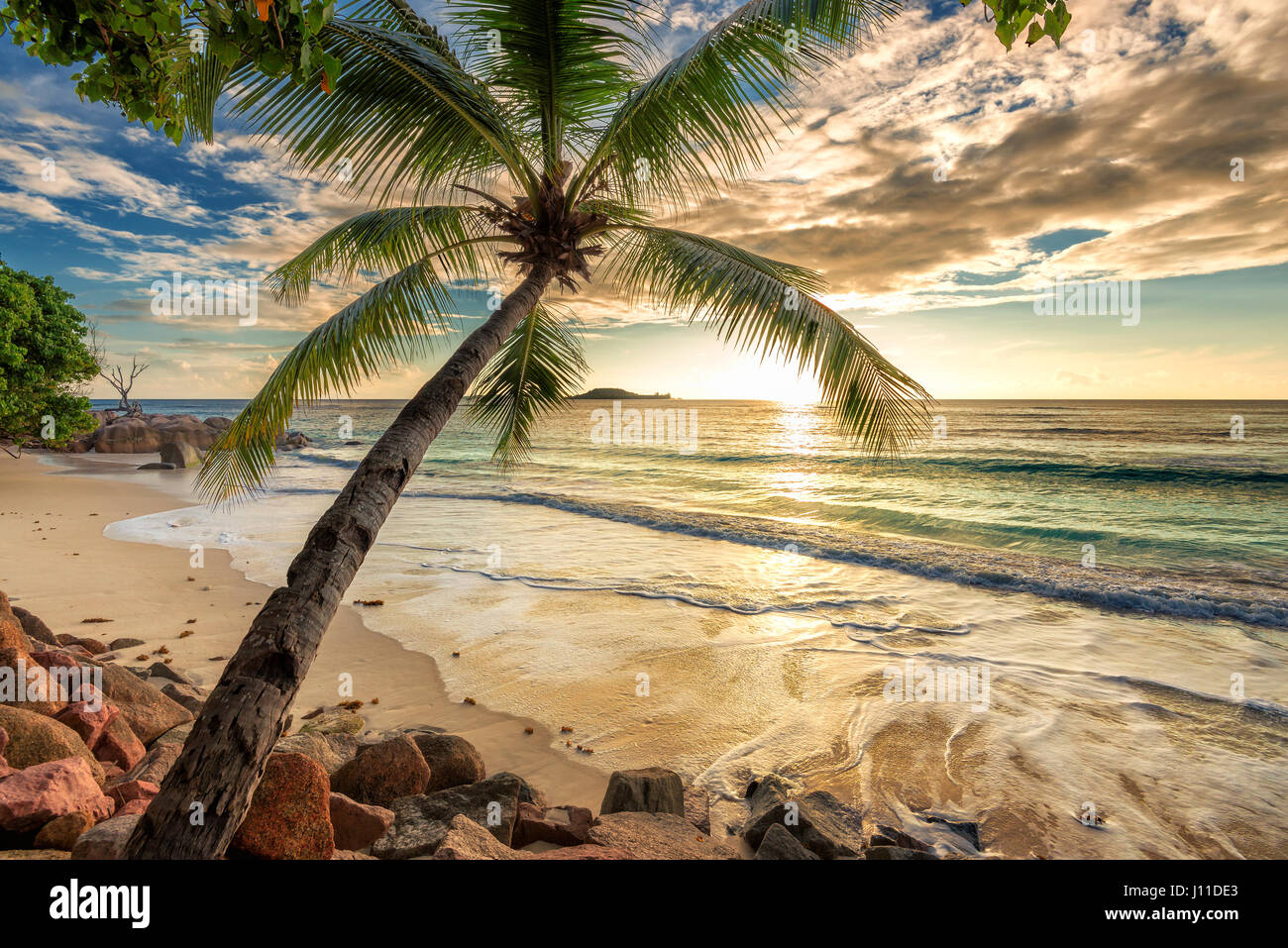 Arte bel tramonto in spiaggia tropicale. Foto Stock