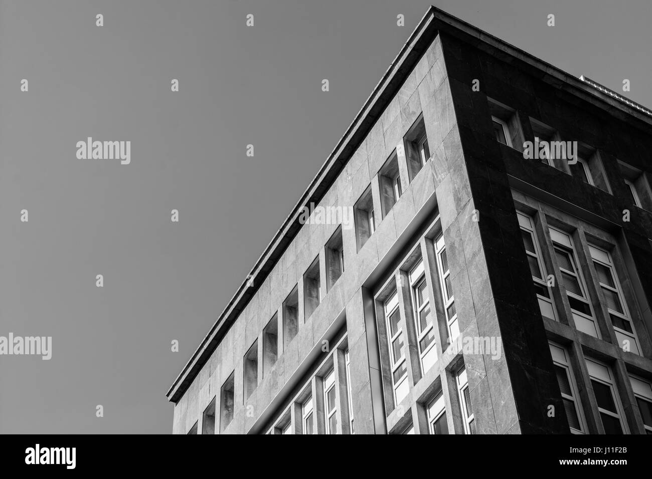 Basso angolo di vista Office facciata di edificio contro il cielo chiaro Foto Stock