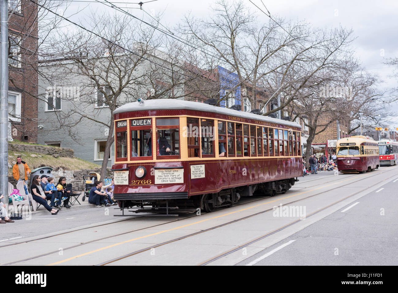 Il vintage TTC tram guidato lungo le spiagge di Queen Street nella Easter Parade Toronto il Apr 16, 2017 Foto Stock