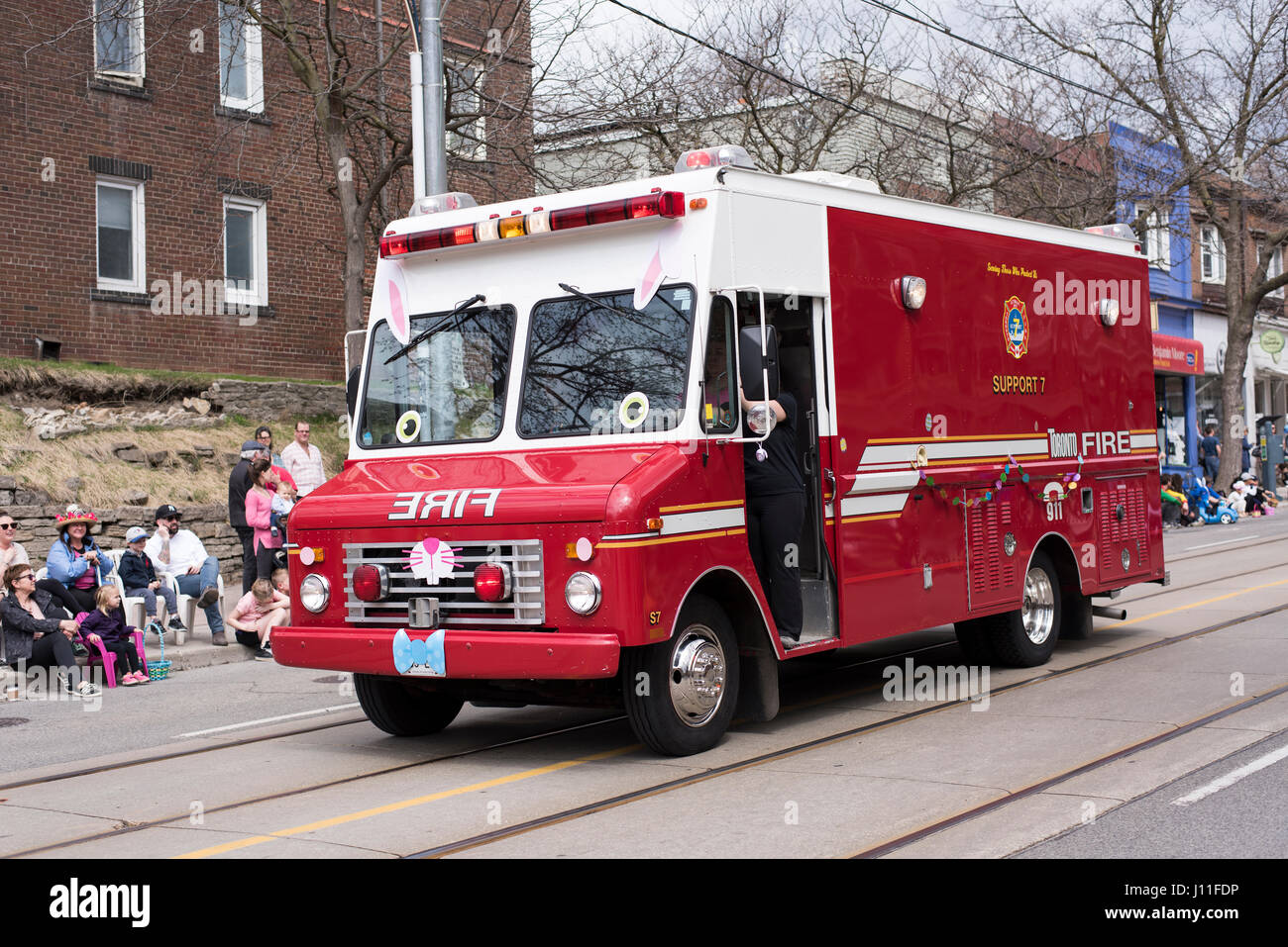 Il vintage fire truck decorati con bunny orecchie, naso e papillon guidato lungo le spiagge di Queen Street nella Easter Parade Toronto il Apr 16, 2017 Foto Stock