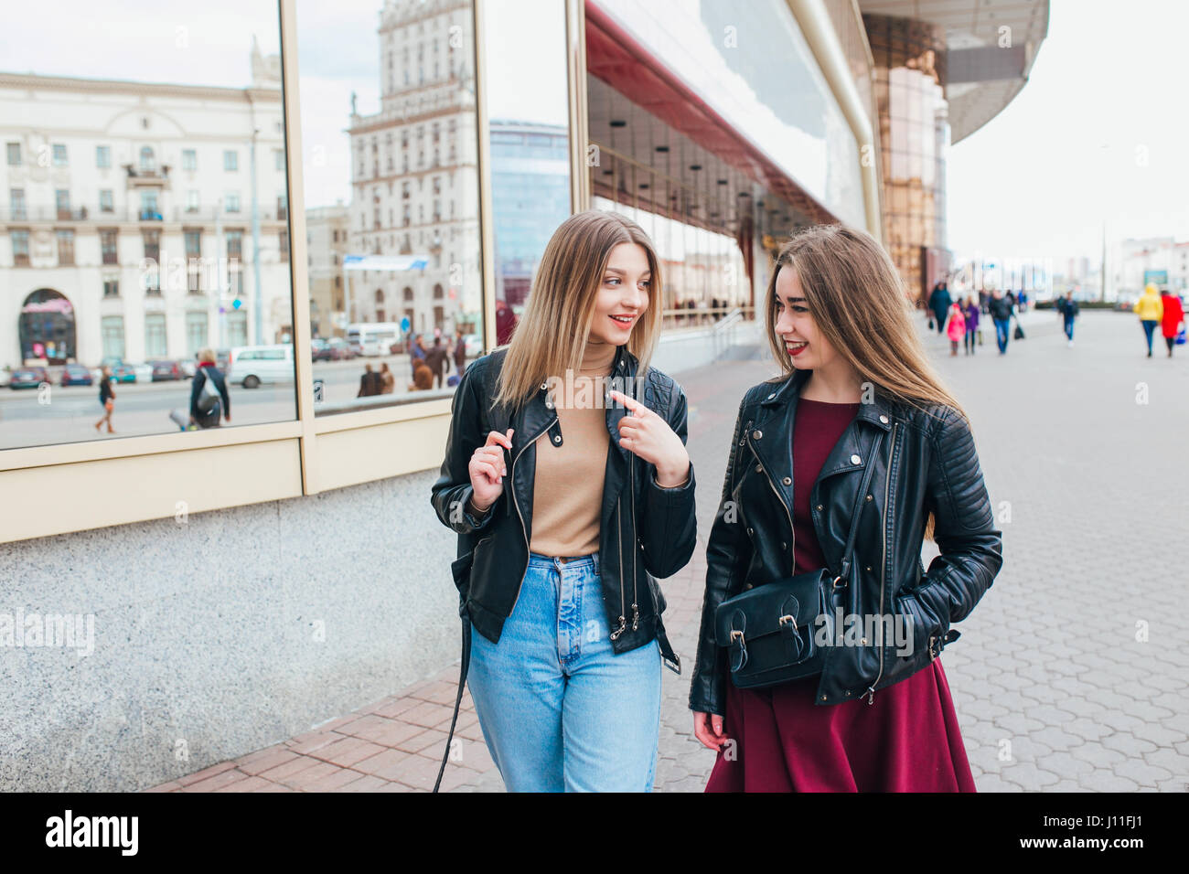 Amicizia . Conversazione tra due donne nella città Foto Stock