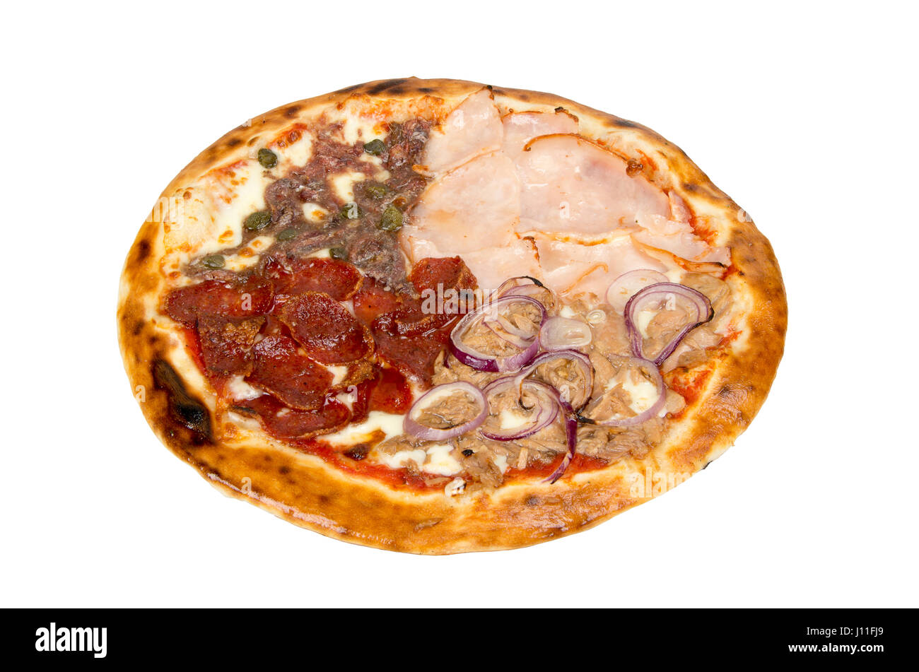 Pizza su uno sfondo bianco con carne, filetto, formaggio, funghi, piselli, cipolle e salsa di pomodoro. Foto Stock