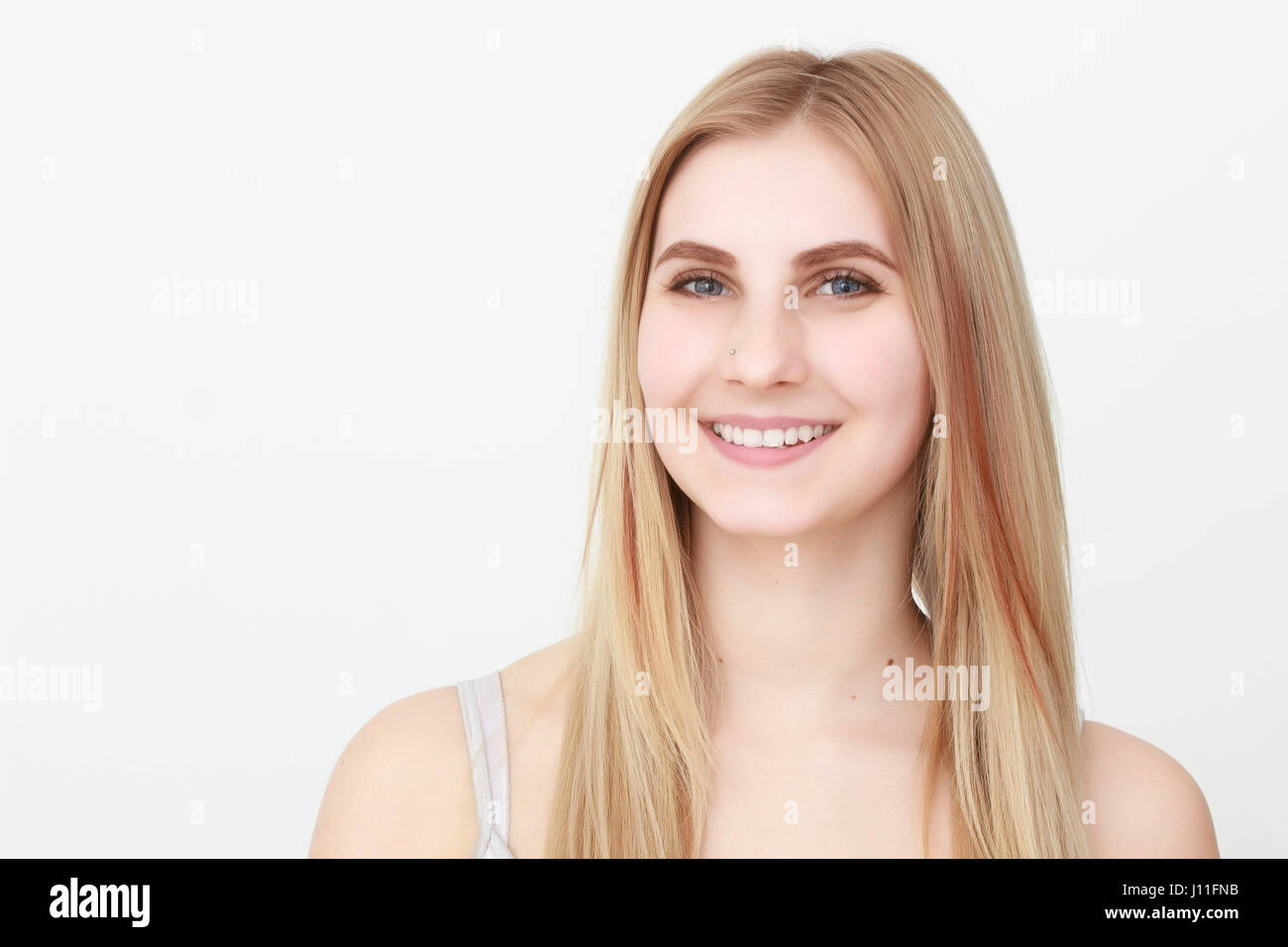 Closeup ritratto di una giovane e bella donna bionda con viso pulito Foto Stock