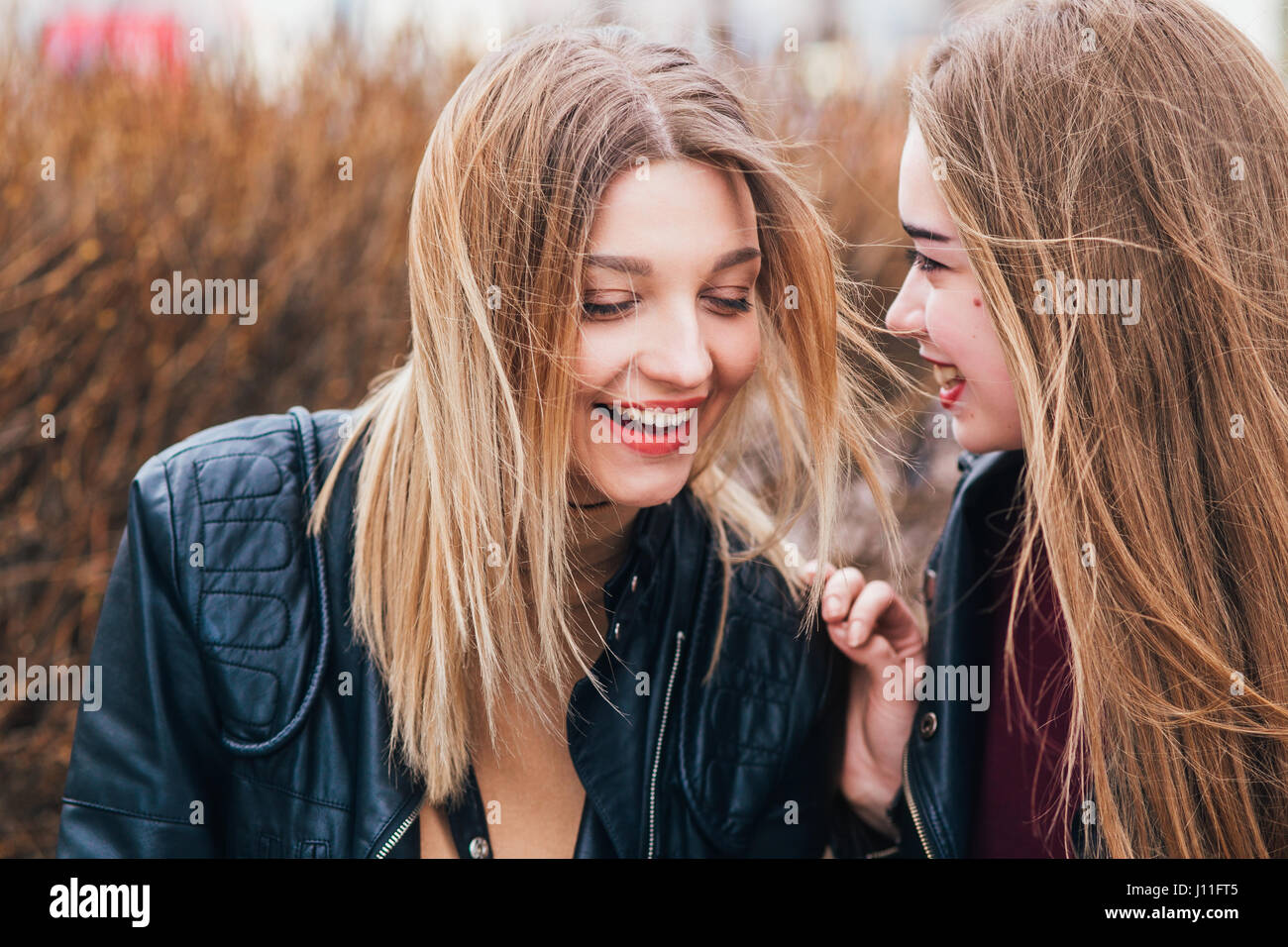 Amicizia . Conversazione tra due donne nella città Foto Stock