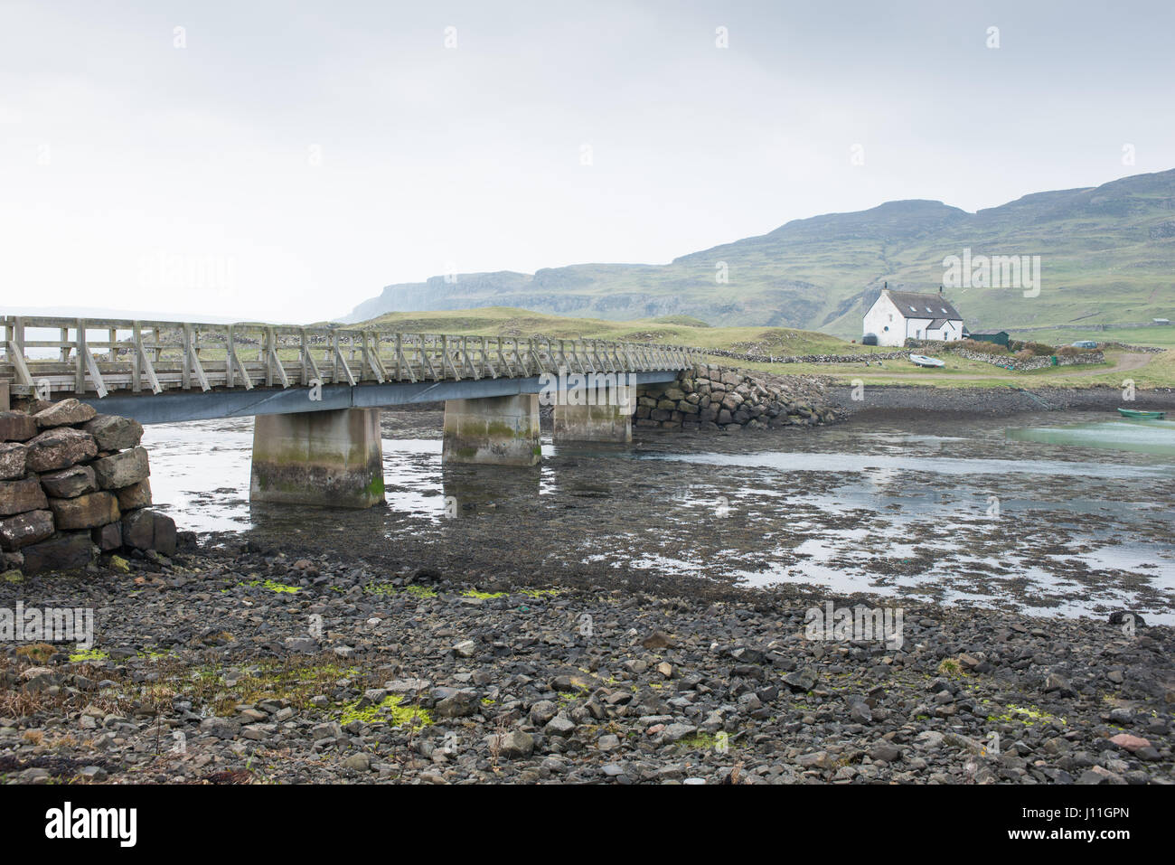 La causeway che unisce le isole di canna e Sanday, Ebridi Interne,Scozia Scotland Foto Stock