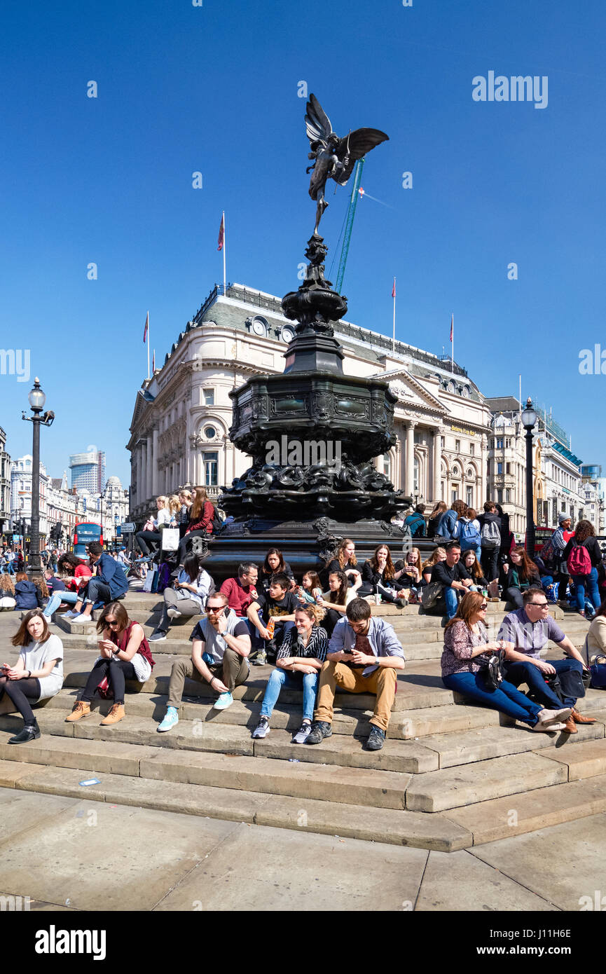 Il Shaftesbury Memorial Fontana con la statua di Eros a Piccadilly Circus, Londra England Regno Unito Regno Unito Foto Stock