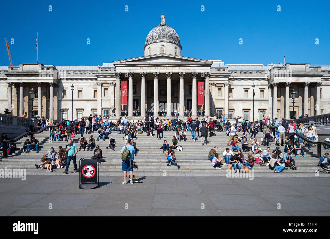 I turisti al di fuori della Galleria Nazionale su Trafalgar Square, Londra England Regno Unito Regno Unito Foto Stock