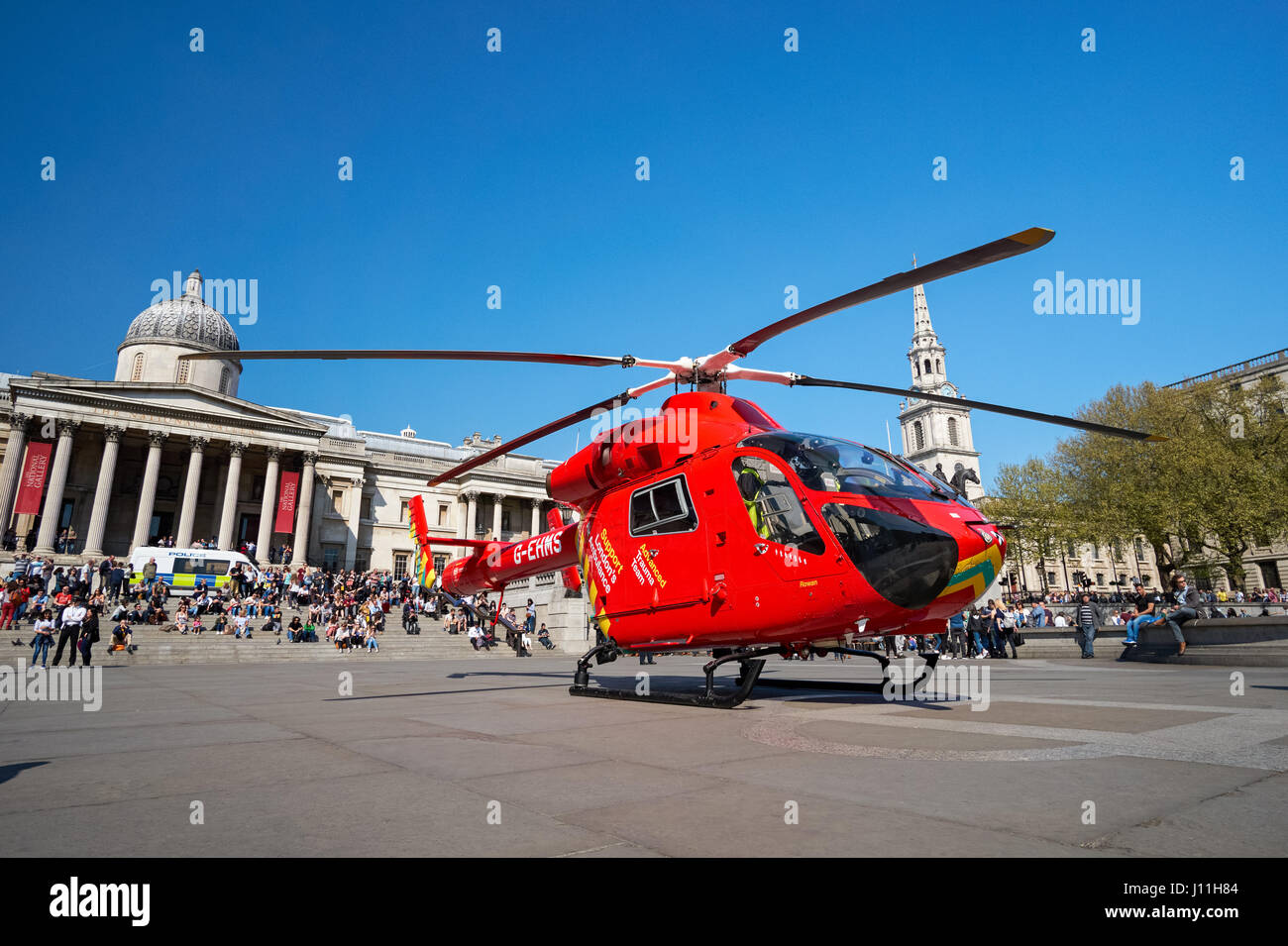 London's Air Ambulance atterra a Trafalgar Square in risposta a un incidente nelle vicinanze, Londra England Regno Unito Regno Unito Foto Stock