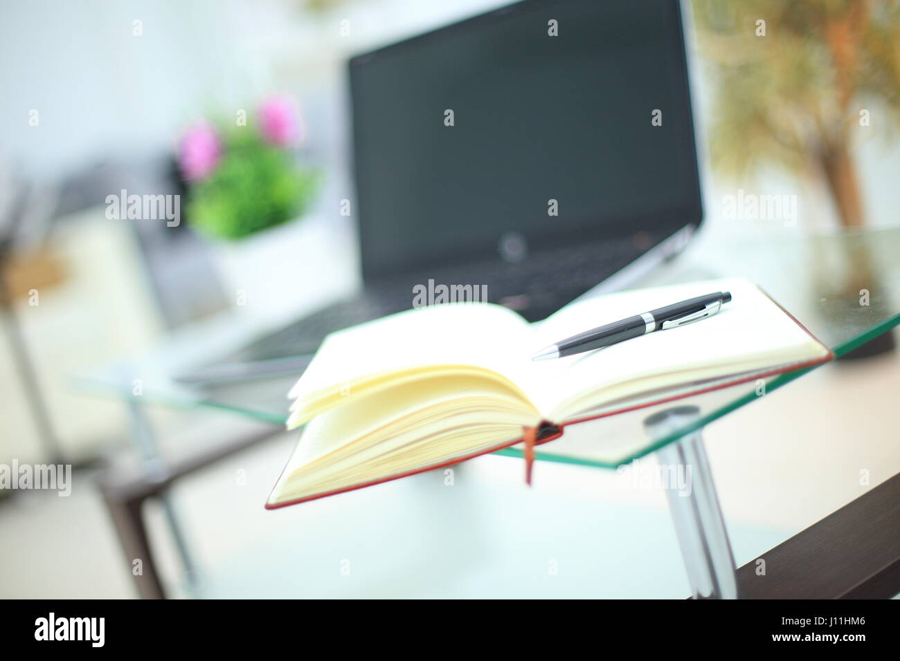 Matita e notebook su computer portatile per la concezione di business Foto  stock - Alamy