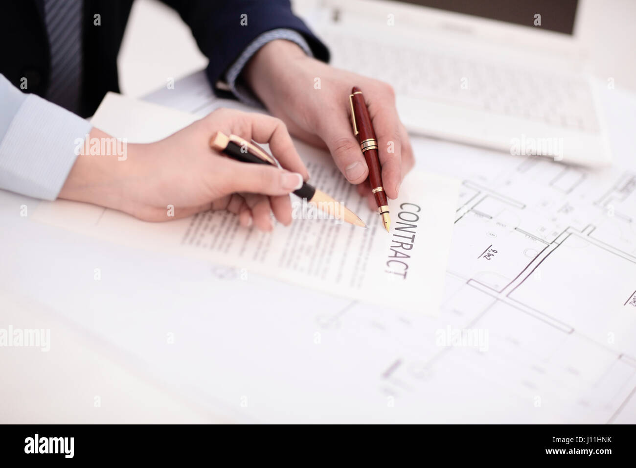 Donna mano la firma di un contratto Foto Stock