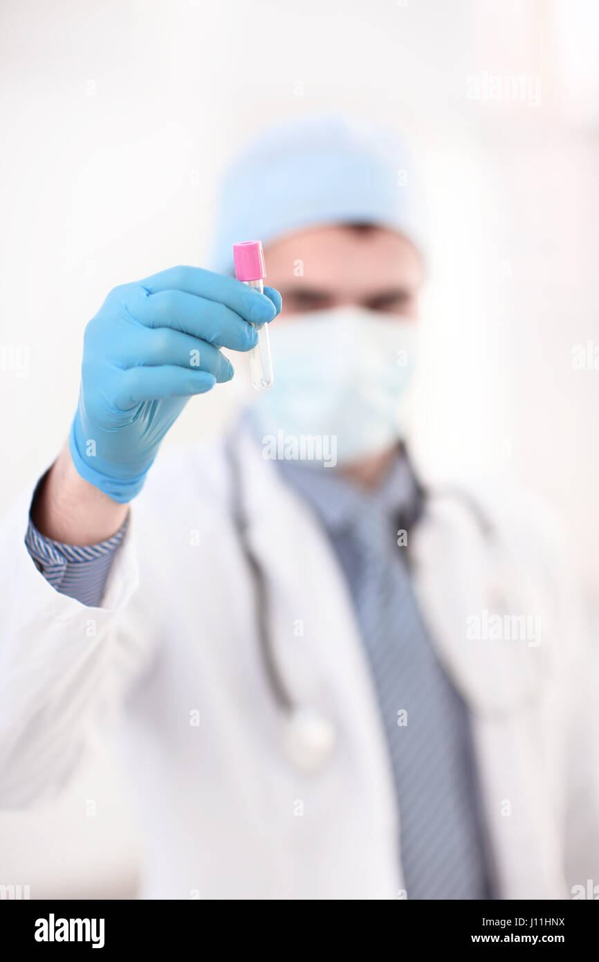 Gentile Dottore -intern resarch una prova medica di vetro con il sangue . Foto Stock