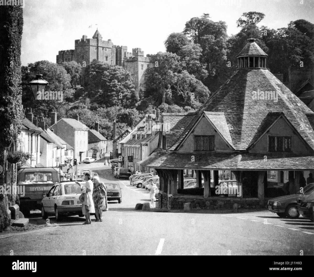 Dunster è un villaggio, parrocchia civile e ex manor all'interno della contea inglese del Somerset, oggi solo all'interno del nord-confine orientale del Parco Nazionale di Exmoor. Il Castello di Dunster in background. Presa originale sulla Ilford FP4 film. Circa 1985 Foto Stock