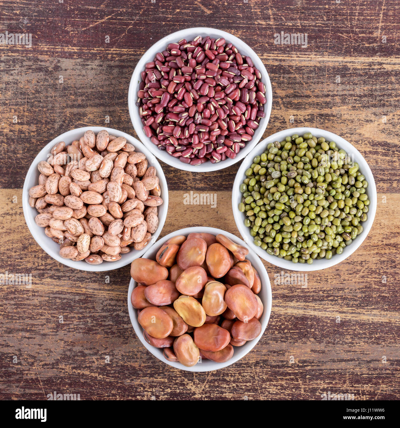 Quattro dadi di porcellana con diversi frutti pod Foto Stock