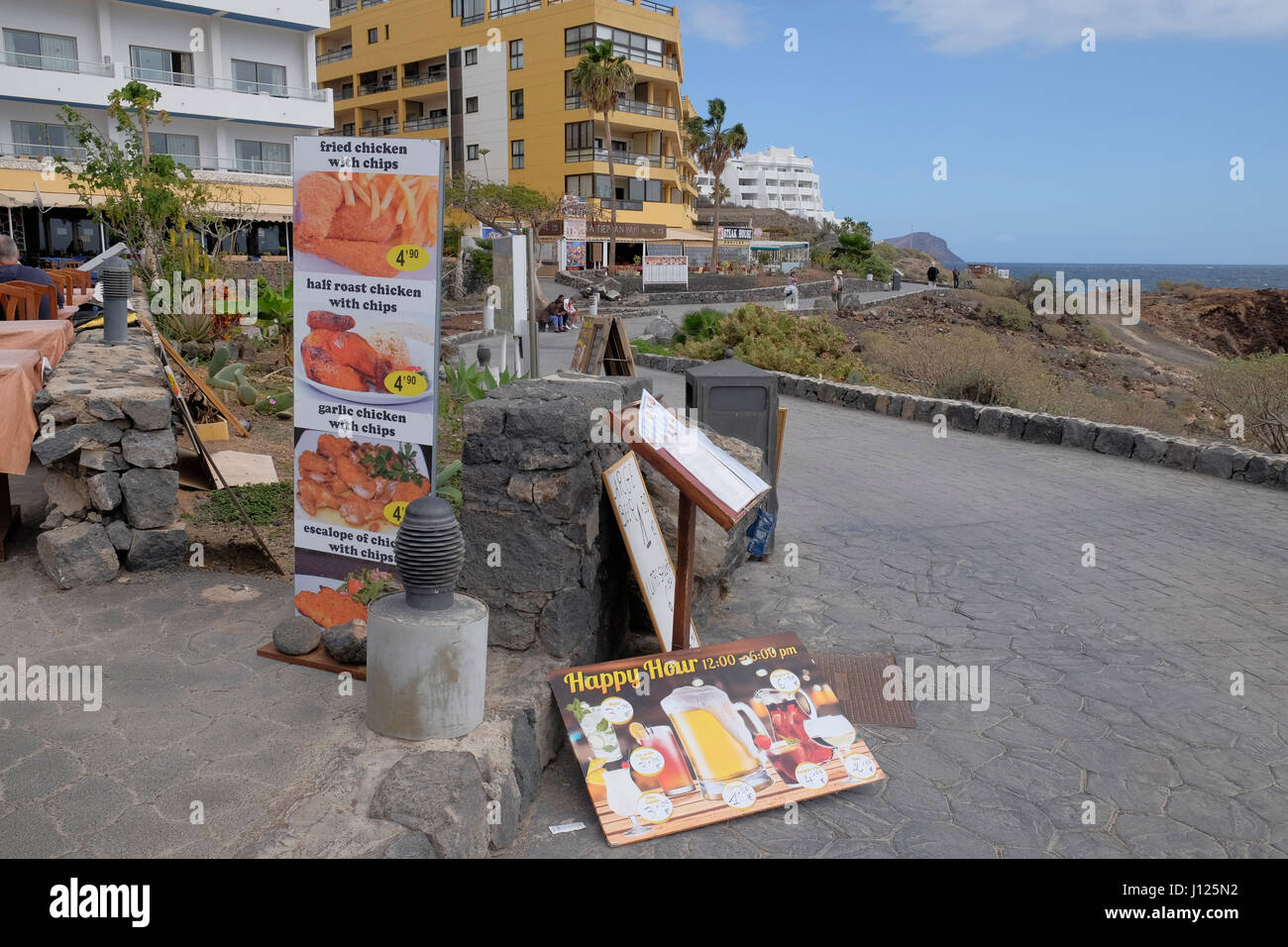 English menù turistici al di fuori di un ristorante sul mare. Golf del Sur, San Miguel de Abona, Tenerife, Isole Canarie, Spagna. Foto Stock