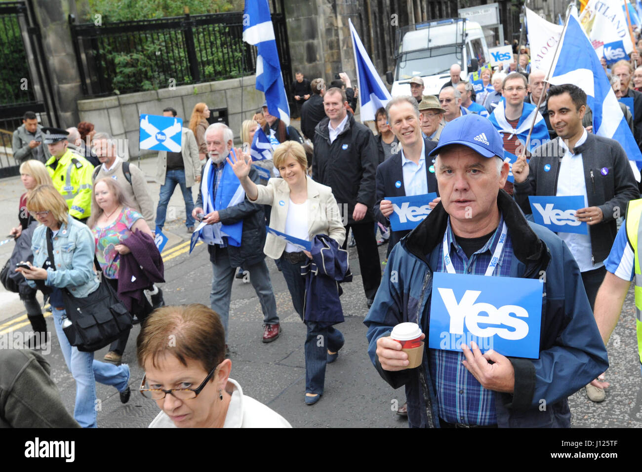 La Scozia il Vice Primo Ministro Nicola Storione(sventolando) all'avanguardia dell'indipendenza marzo Foto Stock