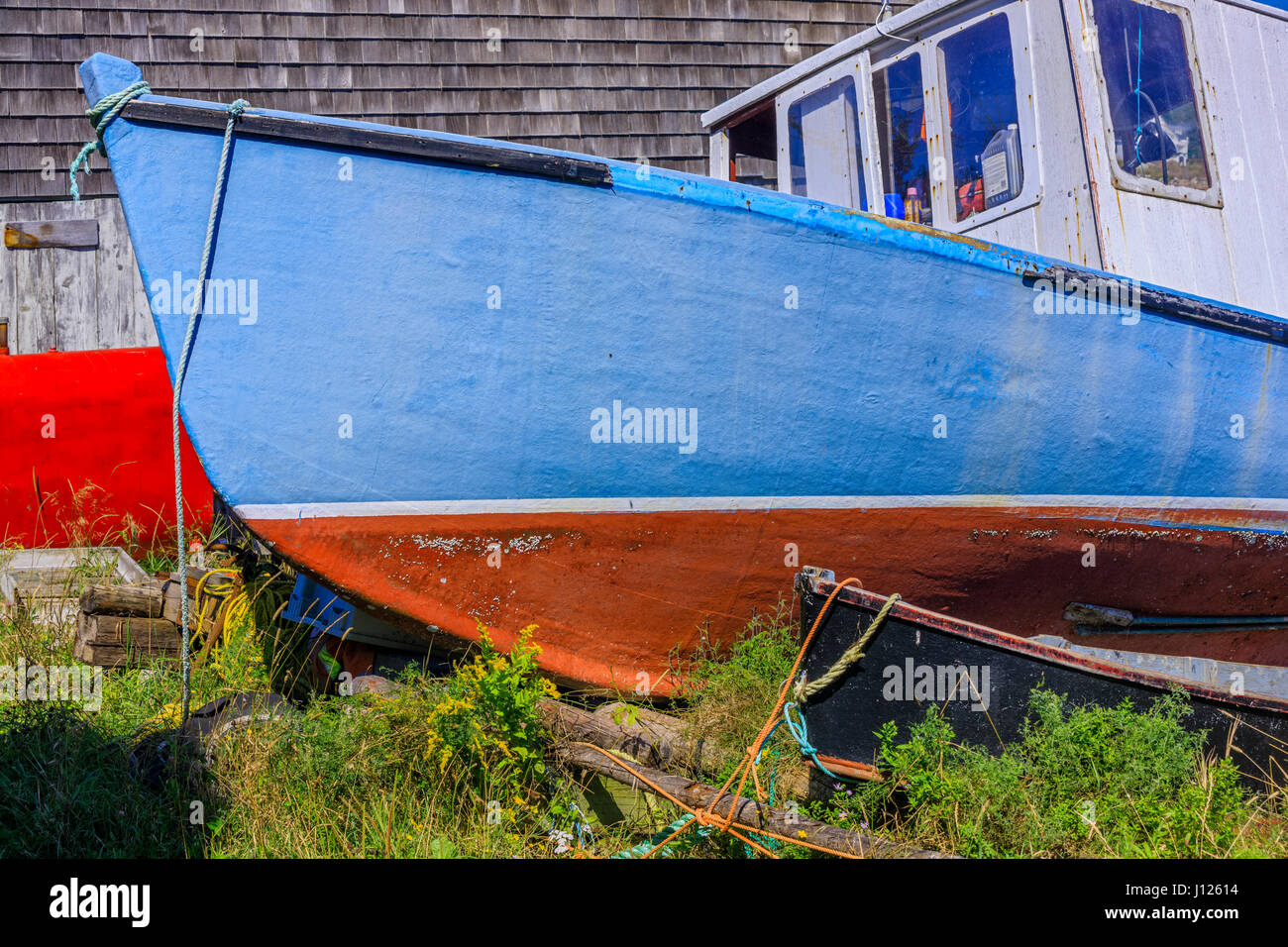 Rustico spiaggiata barca da pesca in Peggy's Cove Nova Scotia, Canada Foto Stock