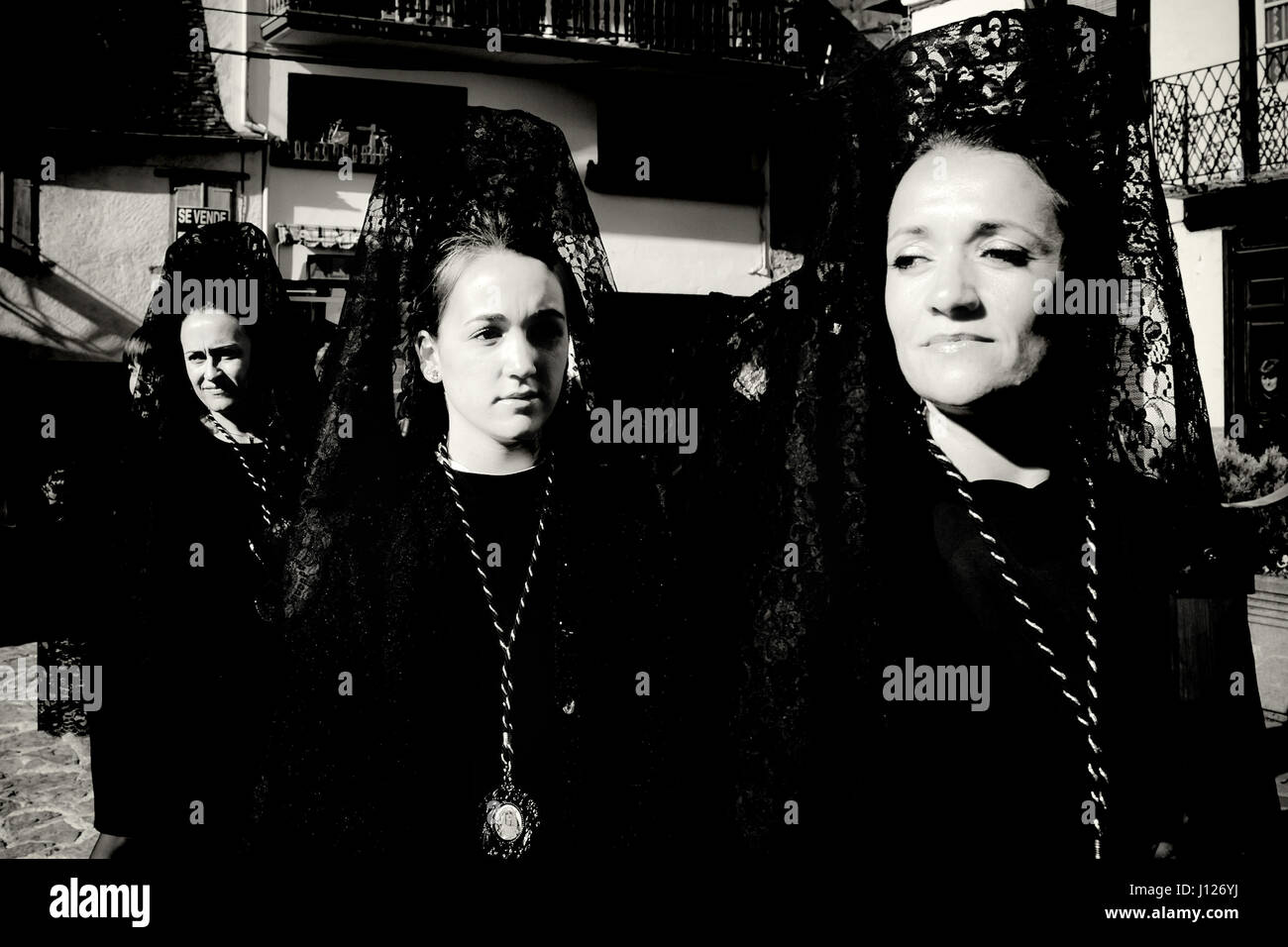Donne che indossano il tradizionale mantilla attendere prima di prendere parte alla processione del Venerdì santo per le strade del villaggio dei Pirenei di Bossost.L Foto Stock
