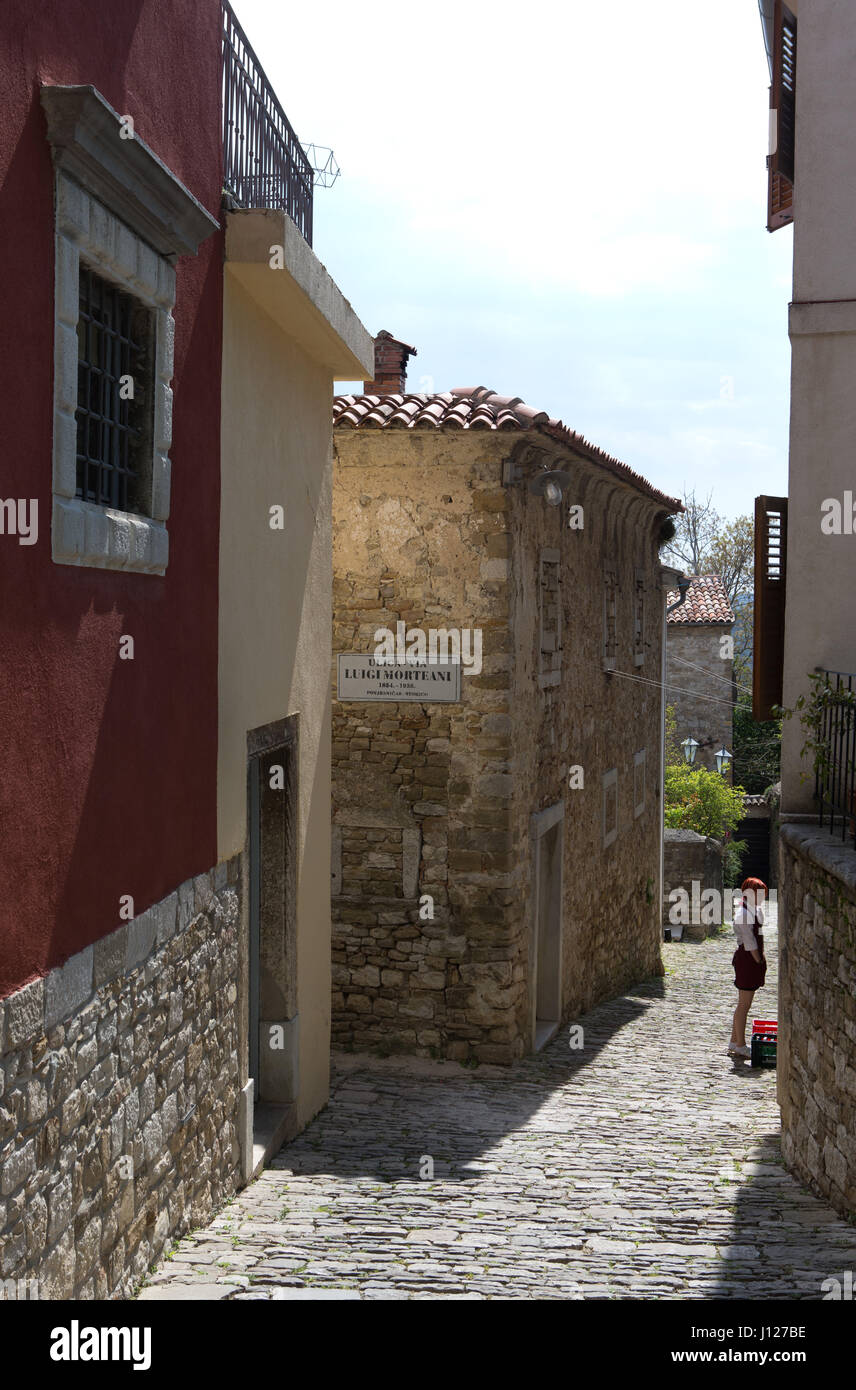 Vicolo acciottolato stretto a Motovun, Istria, Croazia, Foto Stock