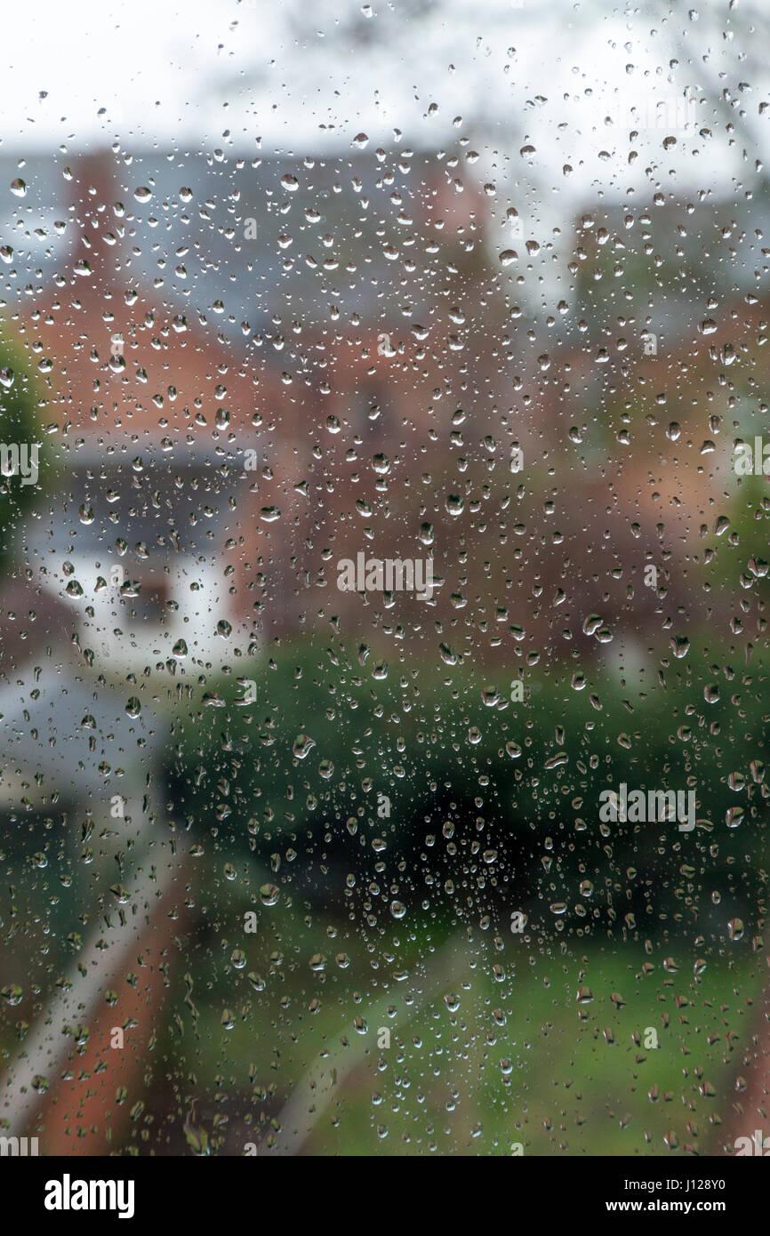 Con tempo umido. Giorno di pioggia con gocce di pioggia sul vetro del finestrino, England, Regno Unito Foto Stock