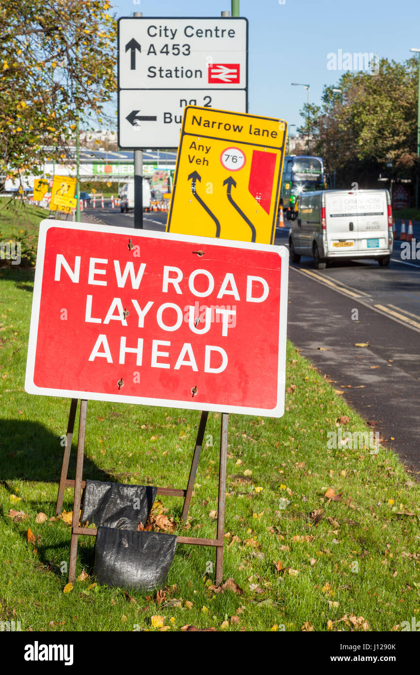 Nuovo layout su strada segno e altre opere stradali insegne in Nottingham, Inghilterra, Regno Unito Foto Stock