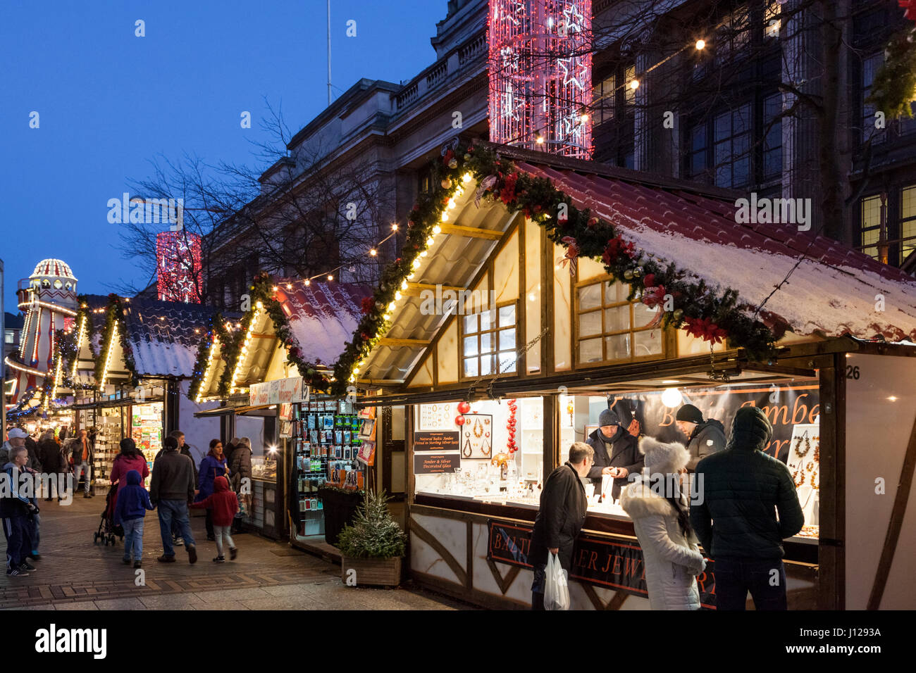 People shopping a Nottingham Mercatino di Natale di notte, Nottingham, Inghilterra, Regno Unito Foto Stock