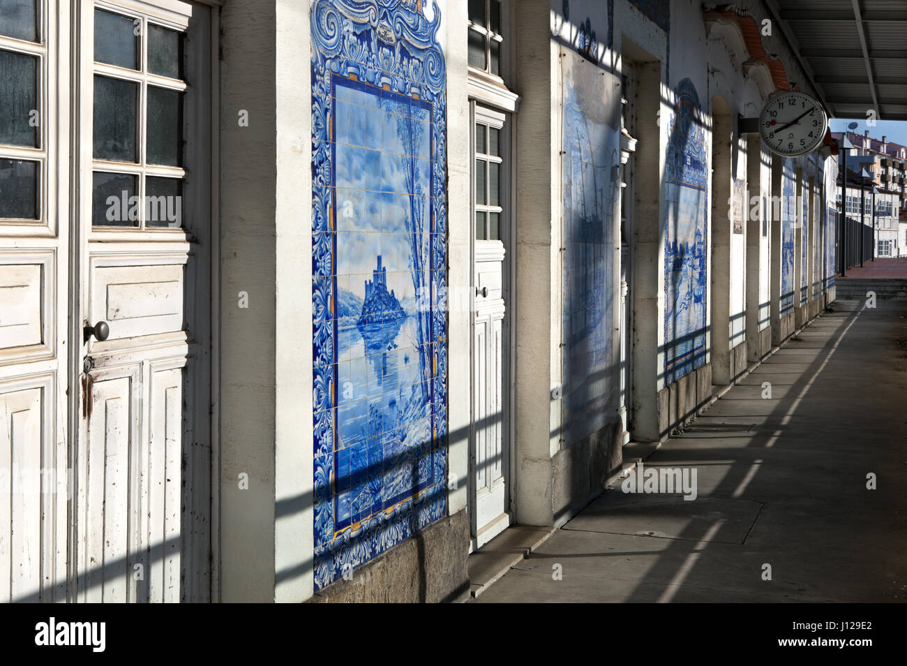 Azulejos pareti decorate ad Aveiro Railroad Station Foto Stock