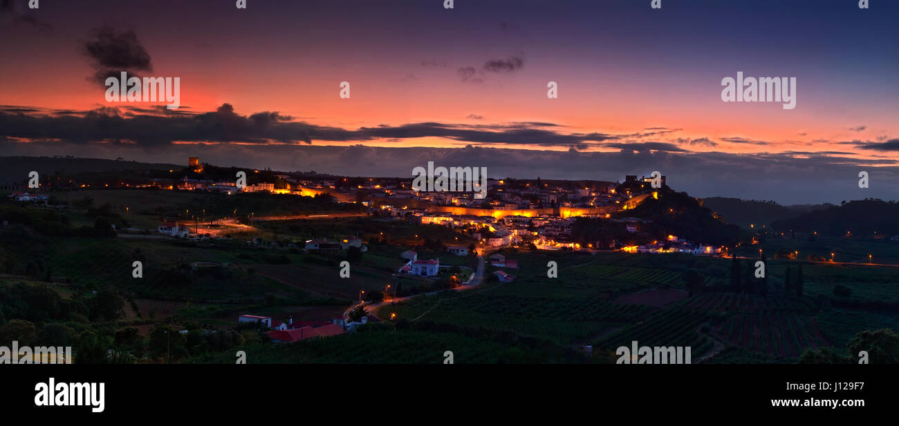 Panorama al tramonto della fortezza e la città di Obidos, Portogallo Foto Stock