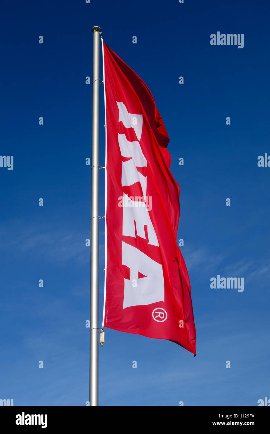 Bandiera rossa al di fuori di un ramo di mobili svedese IKEA superstore a Roma Anagnina, Birmingham, Regno Unito Foto Stock