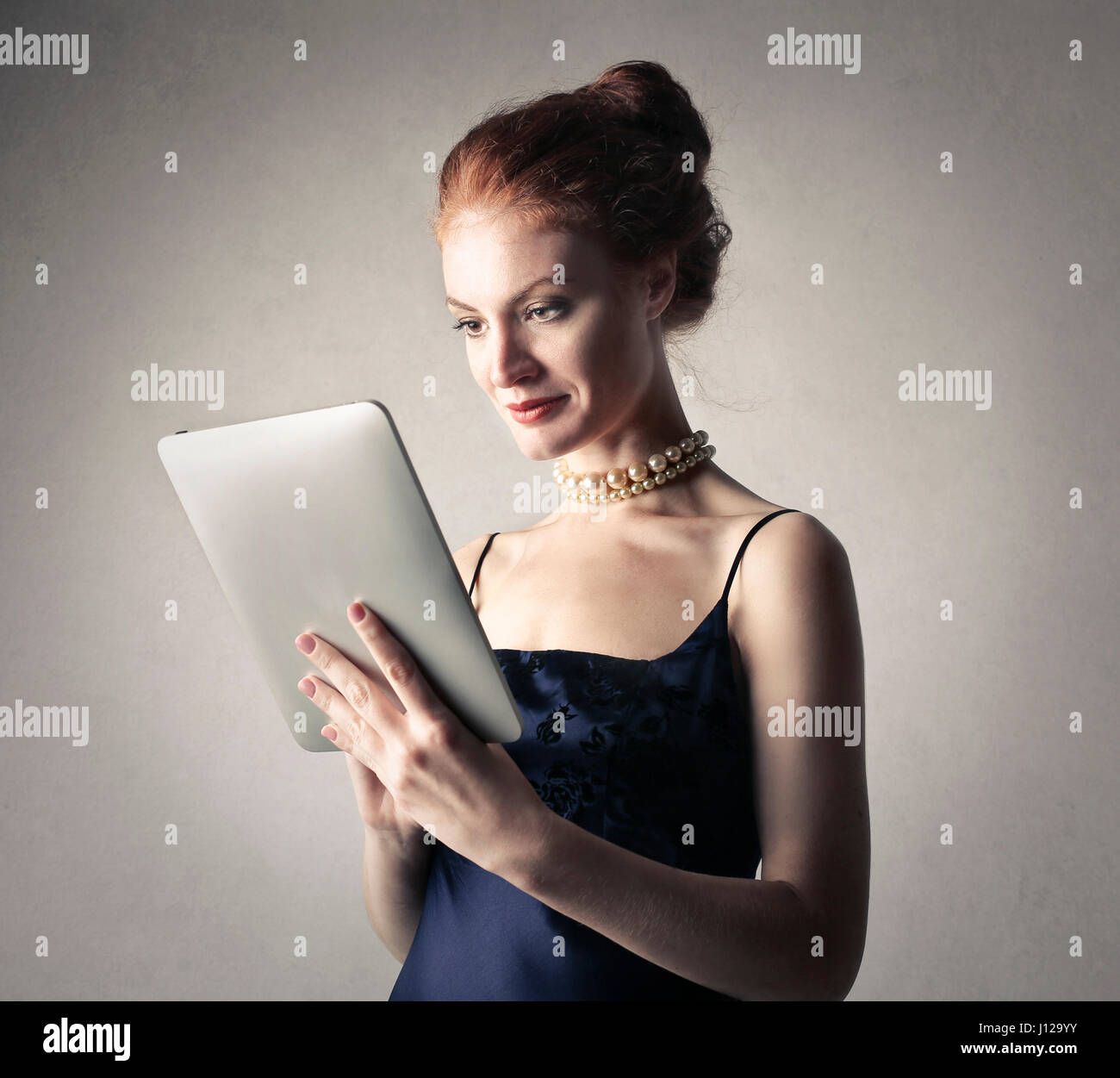 Donna elegante con tablet Foto Stock