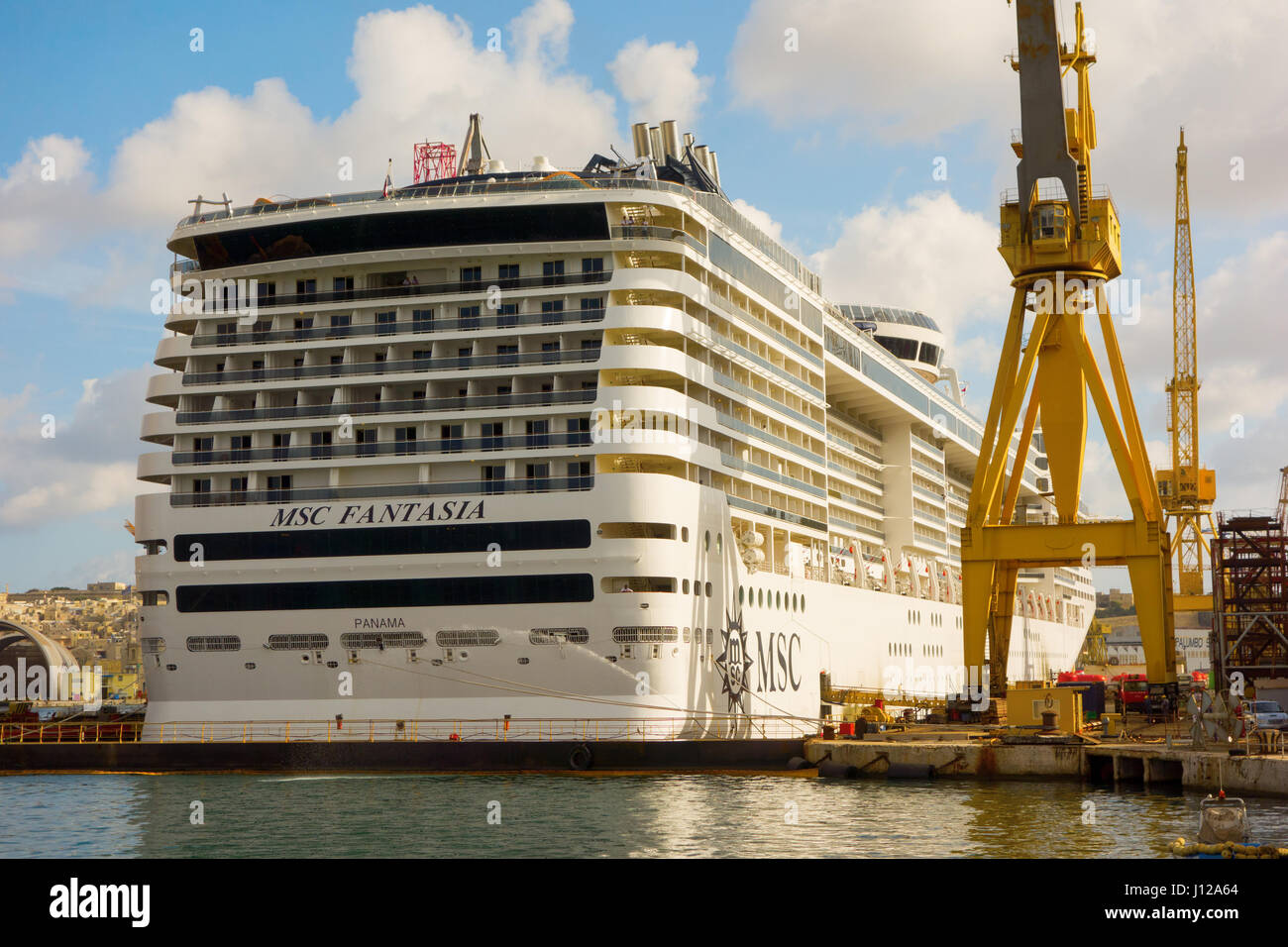 MSC Fantasia (Panama) nave da crociera nel dock per riattaccare a Malta in Europa Foto Stock