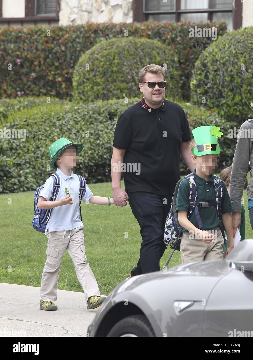 James Corden riprende il suo figlio Max Corden dalla scuola per la festa di San Patrizio con: James Corden, Max Corden dove: Santa Monica, California, Stati Uniti quando: 17 Mar 2017 Foto Stock