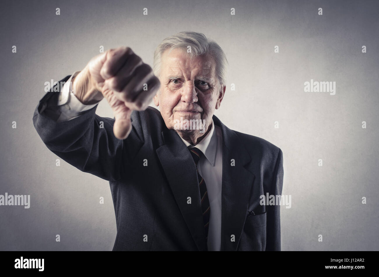 Il vecchio uomo d affari disliking Foto Stock