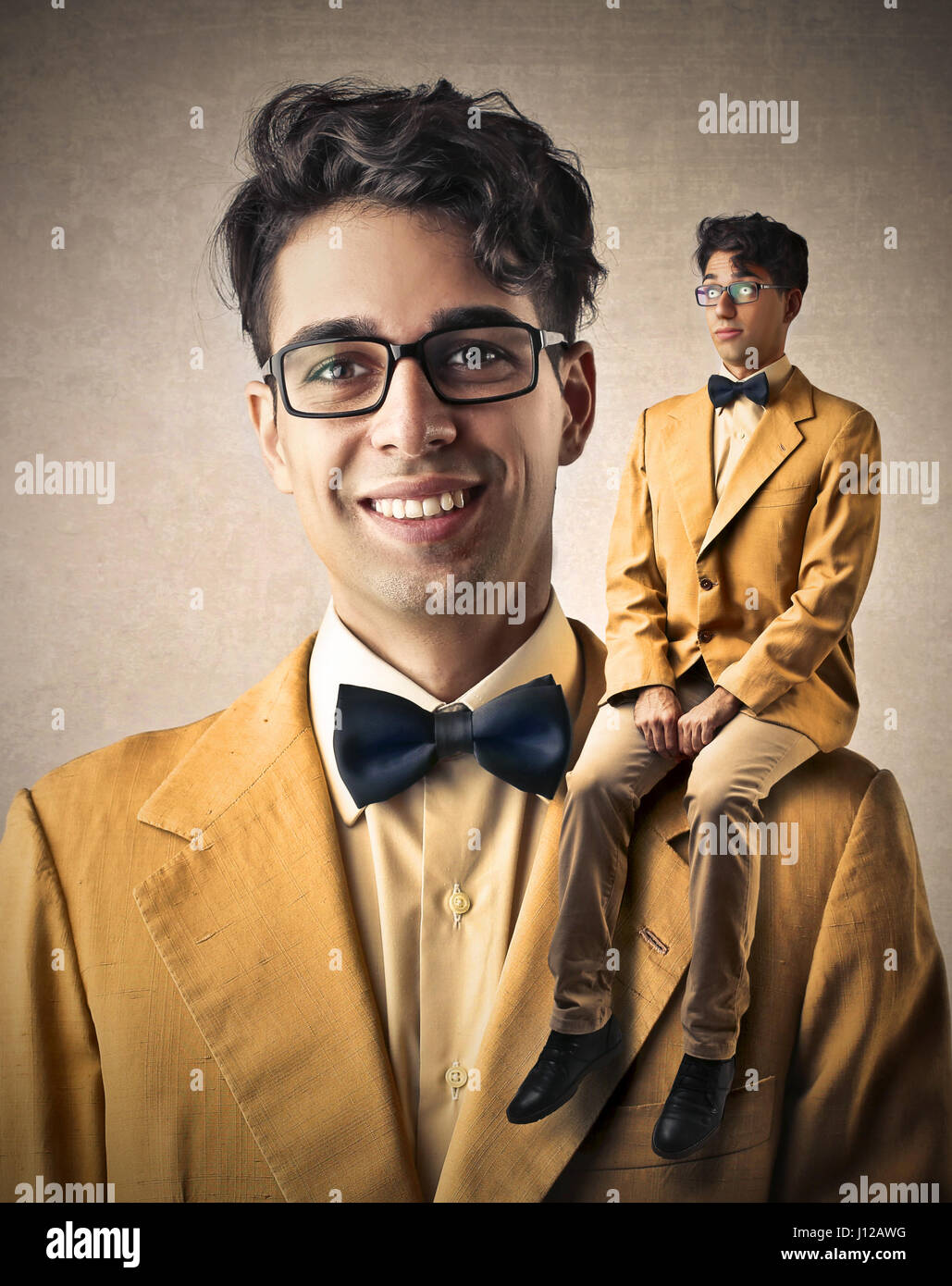 Uomo con fantoccio sulla sua spalla Foto Stock