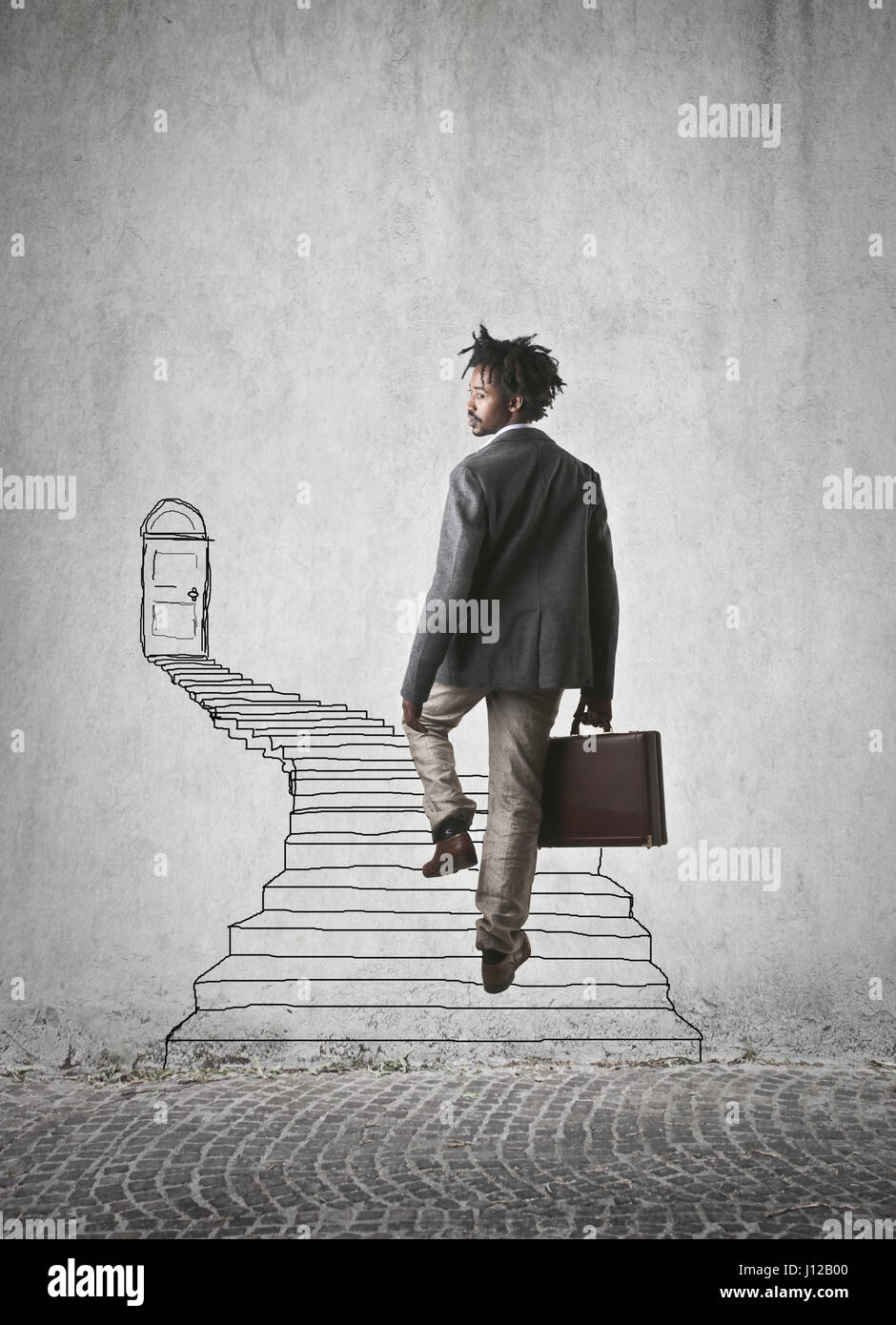 Imprenditore camminando sulle tratte scale Foto Stock