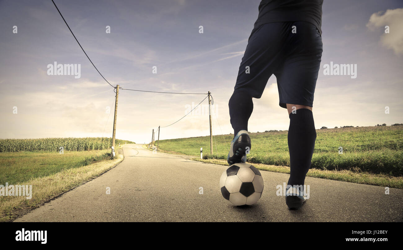 Uomo sulla rotta automatica con il calcio Foto Stock